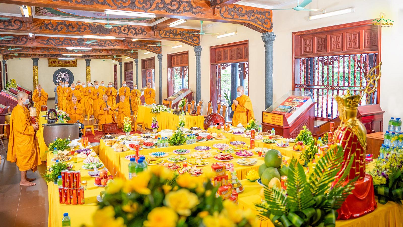 Được sự chỉ dạy trên Sư Phụ Thích Trúc Thái Minh, chư Tăng, Phật tử chùa Ba Vàng tác lễ cầu siêu cho các Anh hùng Liệt sĩ nhân kỷ niệm 74 năm ngày Thương binh Liệt sĩ