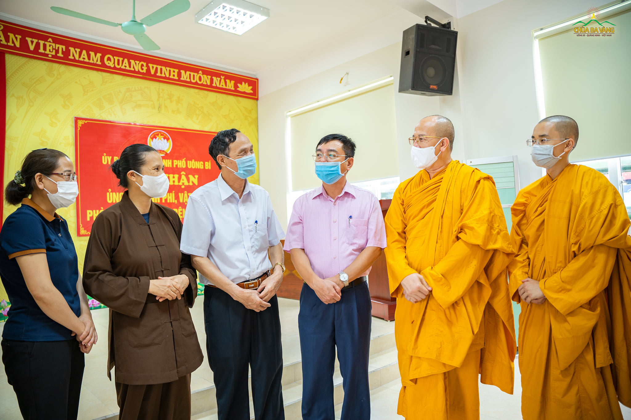 Đại diện cán bộ bày tỏ sự cảm kích và gửi lời cảm ơn tới Sư Phụ Thích Trúc Thái Minh cũng như Phật tử Câu lạc bộ Cúc Vàng với những đóng góp tích cực trong công tác phòng, chống dịch của thành phố
