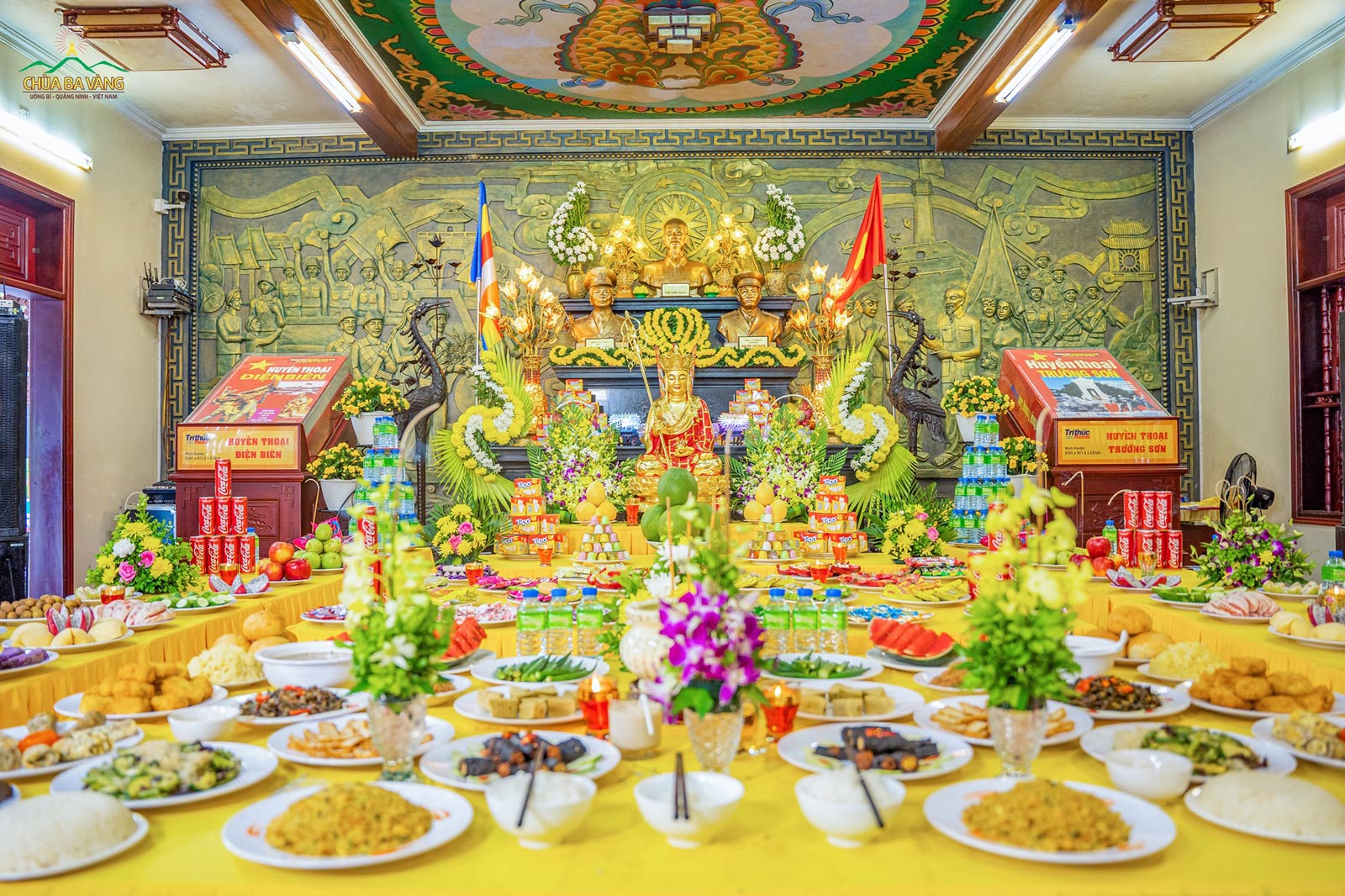 Với tâm tưởng nhớ, tri ân các Anh hùng Liệt sĩ, các Phật tử chùa Ba Vàng đã chuẩn bị đàn cúng thí với những vật thực và hương hoa tinh sạch