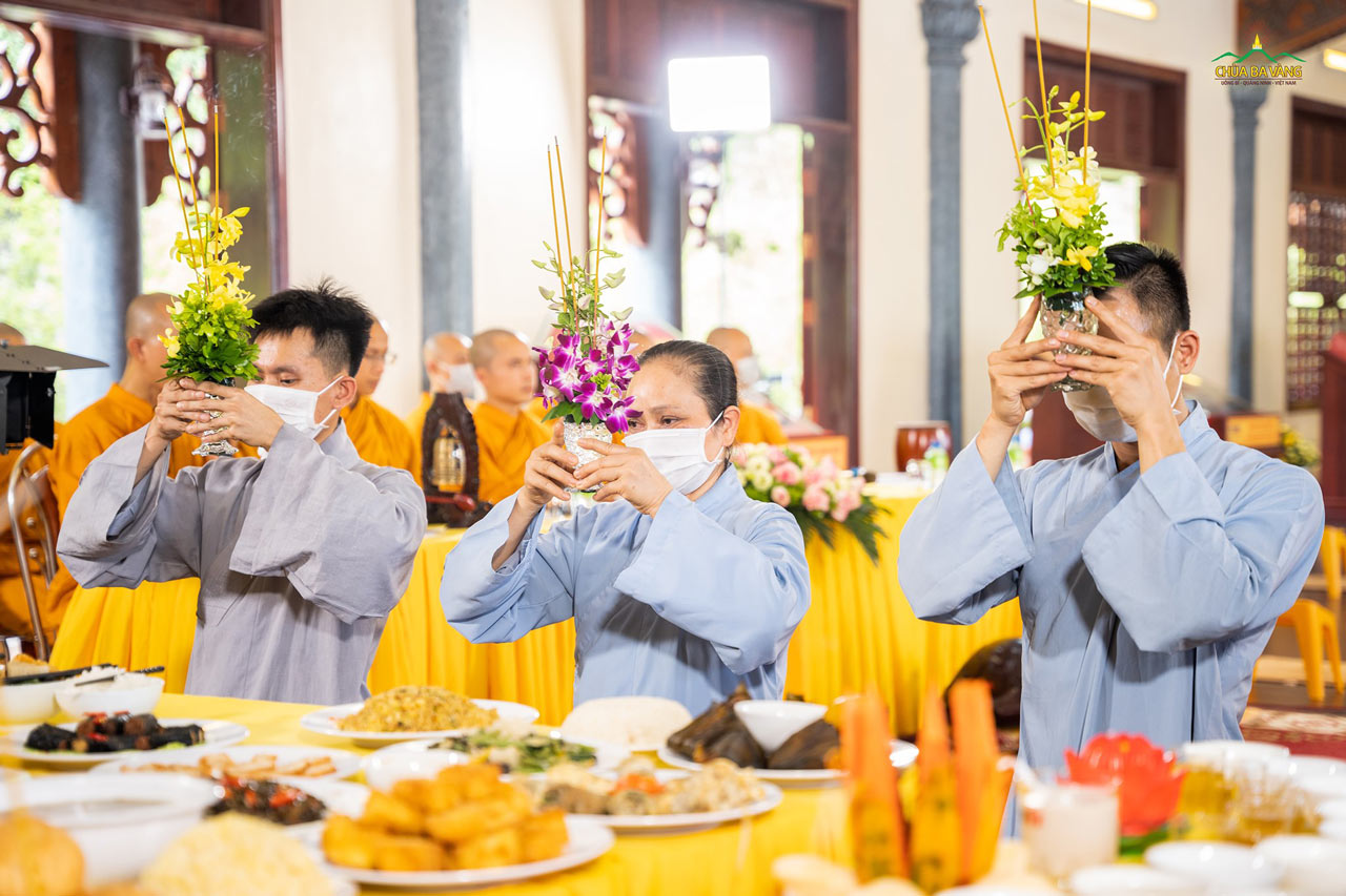 Dưới sự tác lễ của chư Tăng, các Phật tử dâng hương hoa, thực hiện nghi thức cúng thực cho hương linh các Anh hùng Liệt sĩ