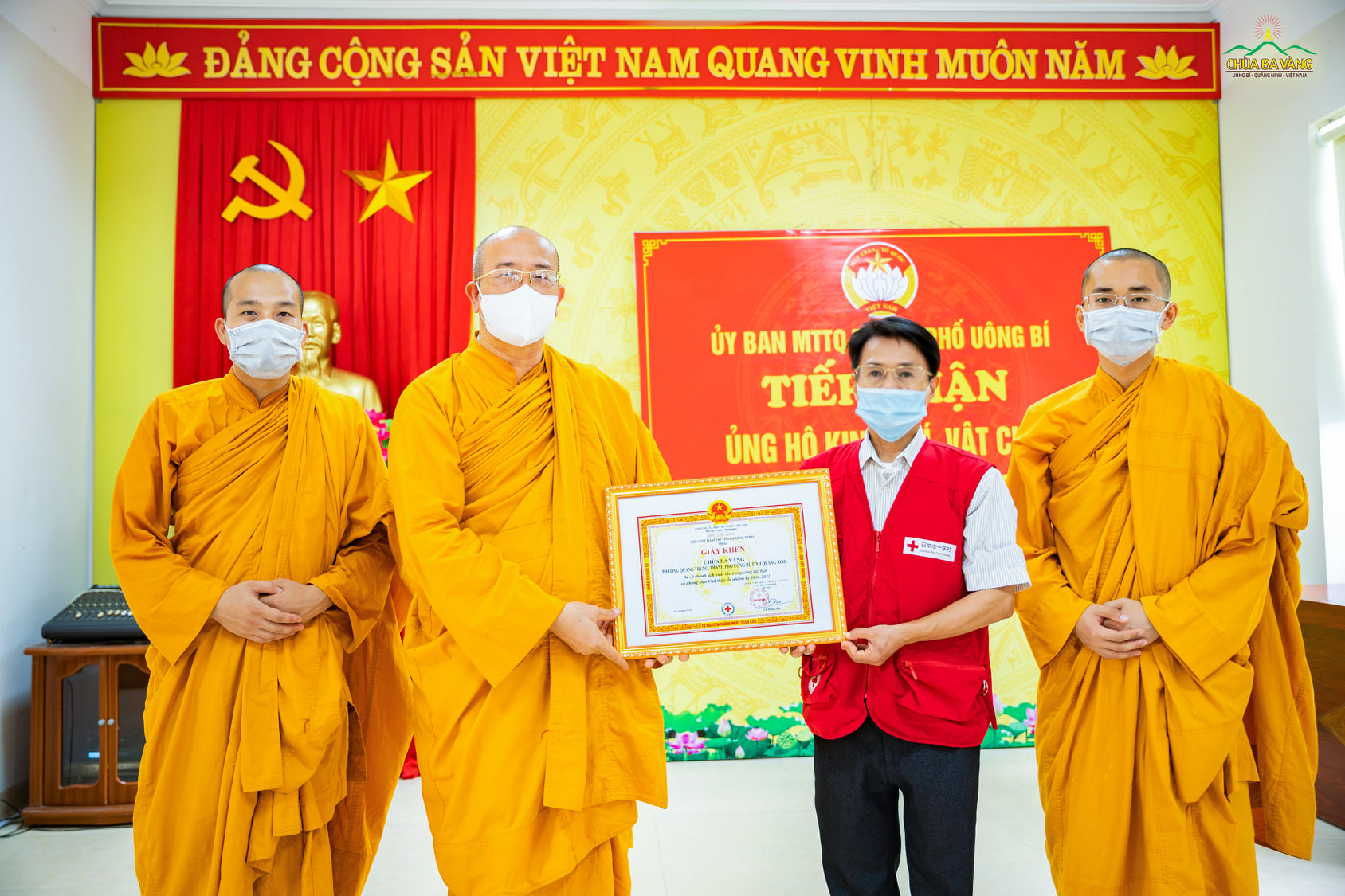 Ông Vũ Hải Phong - Phó Chủ tịch Hội chữ thập đỏ TP. Uông Bí thừa ủy quyền của Hội chữ thập đỏ tỉnh Quảng Ninh trao tặng giấy khen, ghi nhận những thành tích xuất sắc của chùa Ba Vàng trong công tác Hội và phong trào Chữ thập đỏ nhiệm kỳ 2016 - 2021