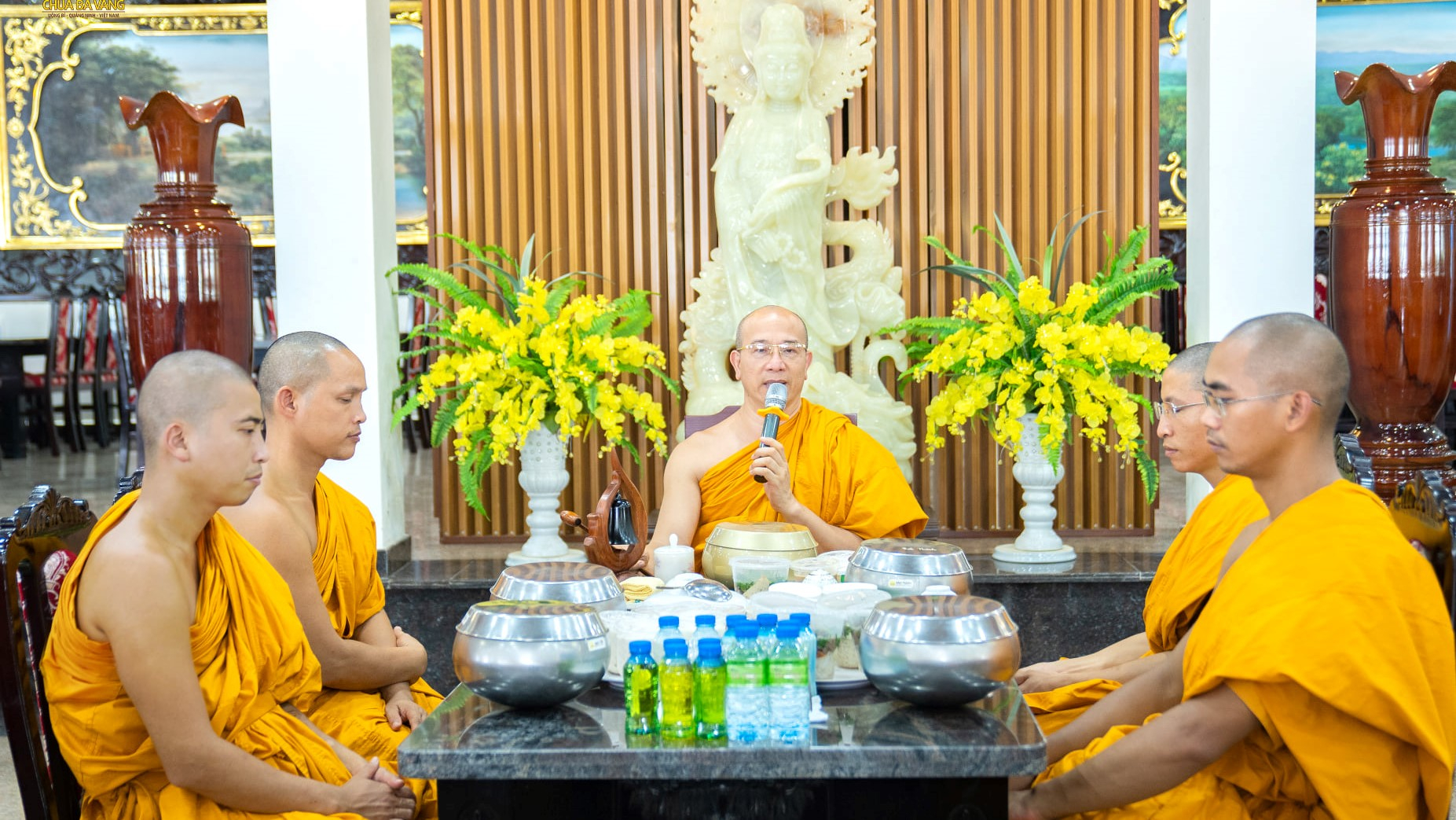 Đón nhận tấm lòng của các Phật tử, Sư Phụ đã ban những lời đạo từ đầy ý nghĩa, chỉ dạy thêm cho các Phật tử về tâm biết ơn và đền ơn