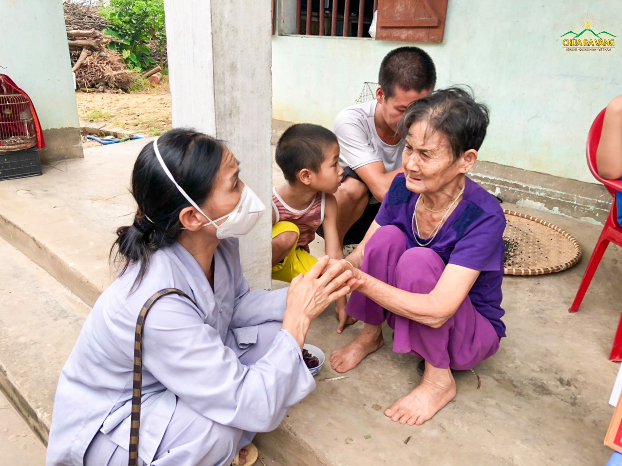 Phật tử chùa Ba Vàng hỏi thăm tới một gia đình có hoàn cảnh khó khăn tại Lục Ngạn, Bắc Giang