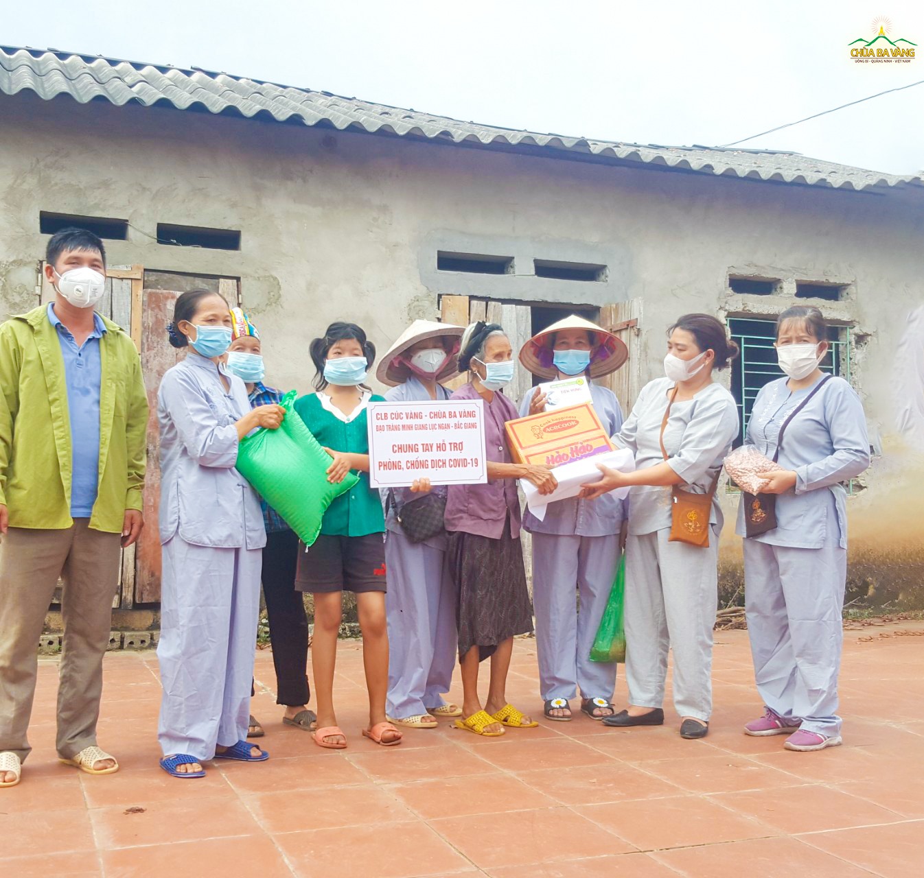 Đại diện các Phật tử chùa Ba Vàng tại Lục Ngạn, Bắc Giang đã có chuyến thiện nguyện đến những gia đình có hoàn cảnh khó khăn tại địa phương mình