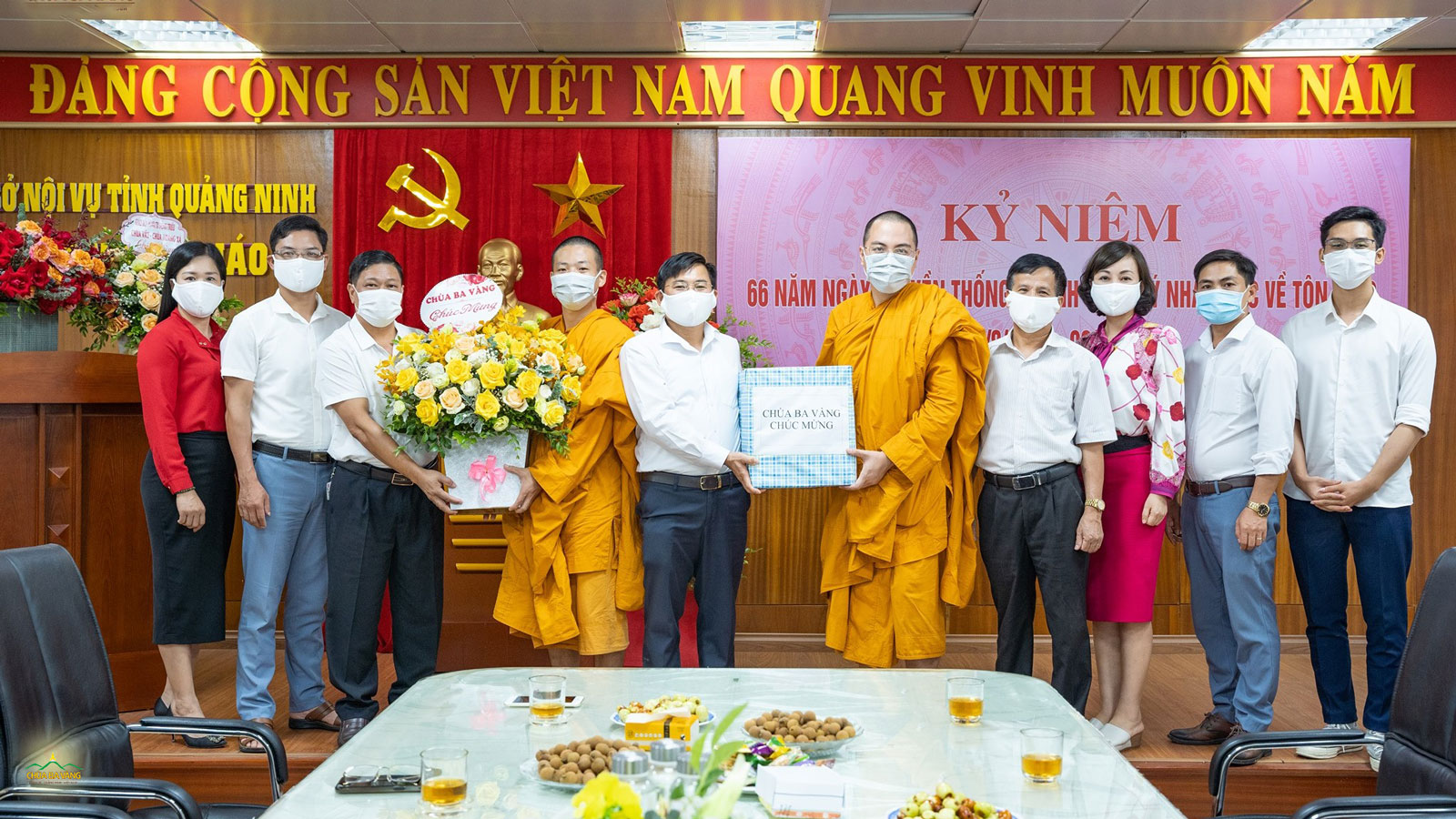 Chư Tăng gửi phần quà cùng lẵng hoa chúc mừng lãnh đạo và cán bộ Ban Tôn giáo tỉnh Quảng Ninh nhân kỉ niệm 66 năm ngày truyền thống của những người làm công tác quản lý Nhà nước về tôn giáo