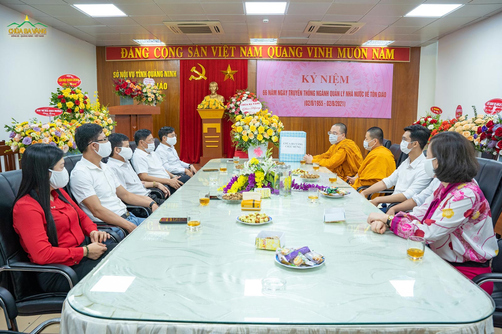 Chư Tăng chùa Ba Vàng đã đến Ban Tôn giáo tỉnh Quảng Ninh để chúc mừng kỷ niệm 66 năm Ngày truyền thống ngành Quản lý Nhà nước về tôn giáo