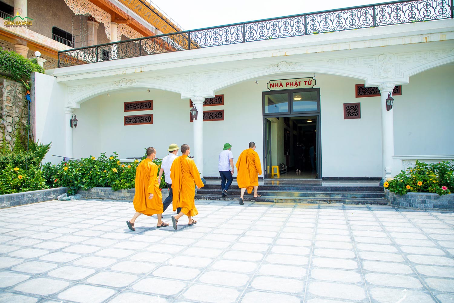 Đại diện chư Tăng dẫn đoàn lãnh đạo đi kiểm tra khu dự phòng cách ly tại chùa Ba Vàng