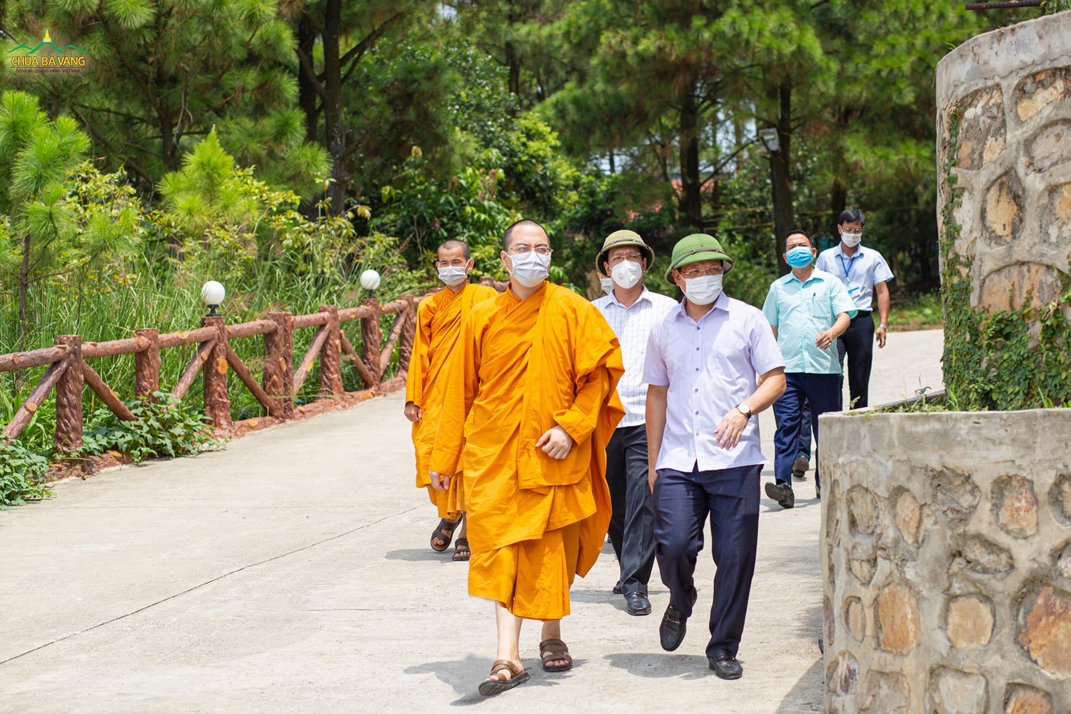 Ông Nghiêm Xuân Cường cùng đoàn lãnh đạo đi kiểm tra các khu vực thực tế tại chùa Ba Vàng