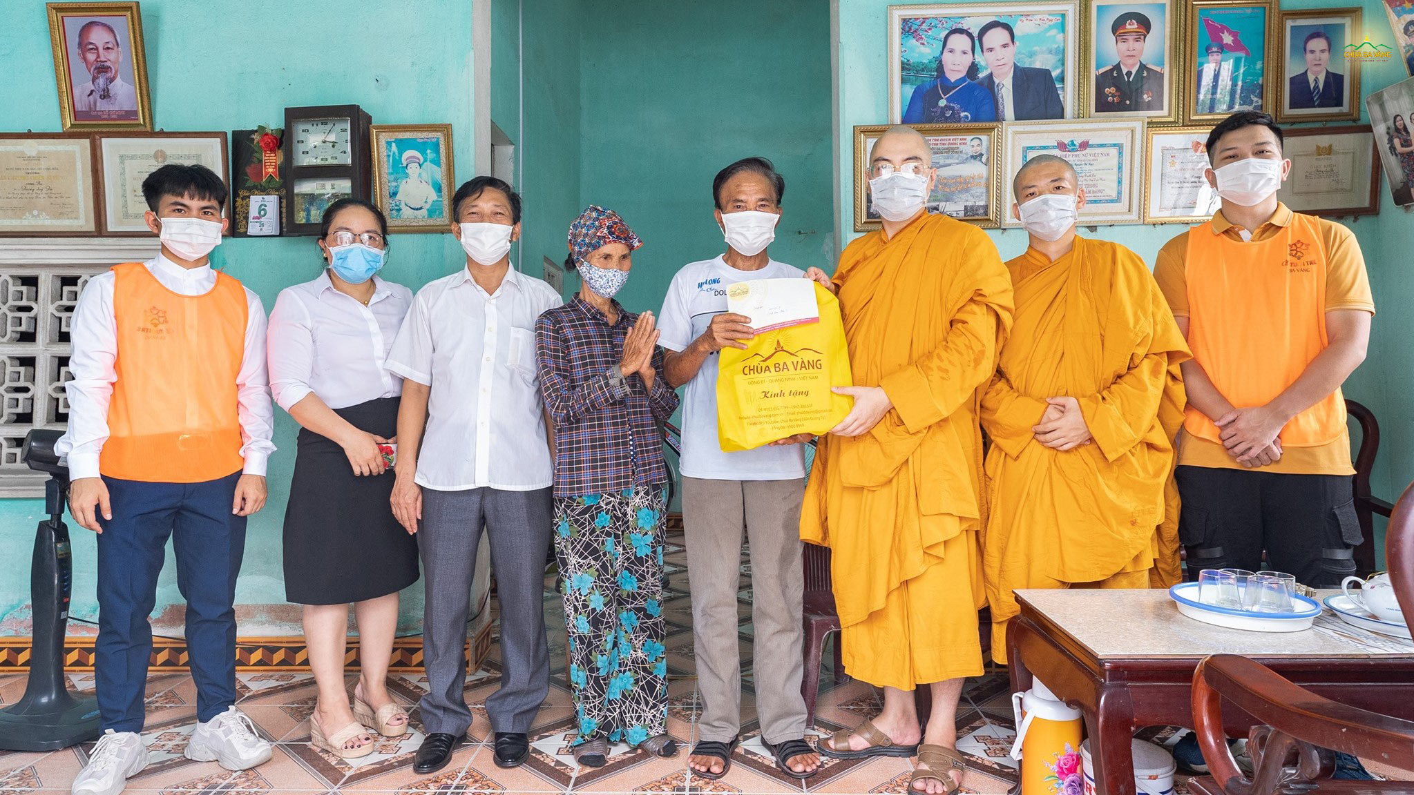 Đại diện chư Tăng chùa Ba Vàng cùng ông Nguyễn Văn Cường - Phó phòng Lao động Thương binh và Xã hội thành phố đã trực tiếp đến thăm 3 gia đình có nạn nhân bị nhiễm chất độc da cam có hoàn cảnh khó khăn