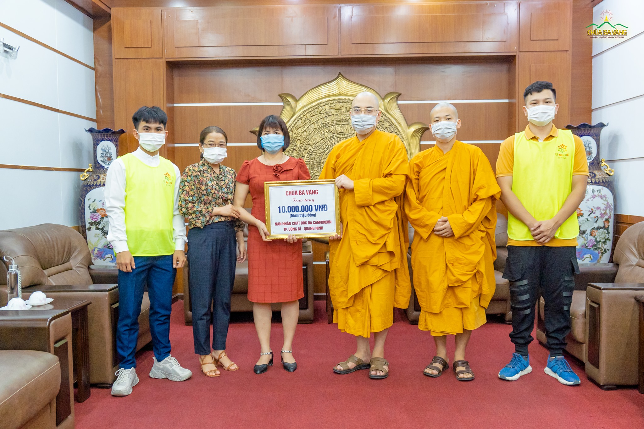 Thông qua phòng Lao động Thương binh và Xã hội thành phố Uông Bí, đại diện chư Tăng chùa Ba Vàng đã trao tặng 10 triệu đồng cho Hội nạn nhân chất độc da cam thành phố