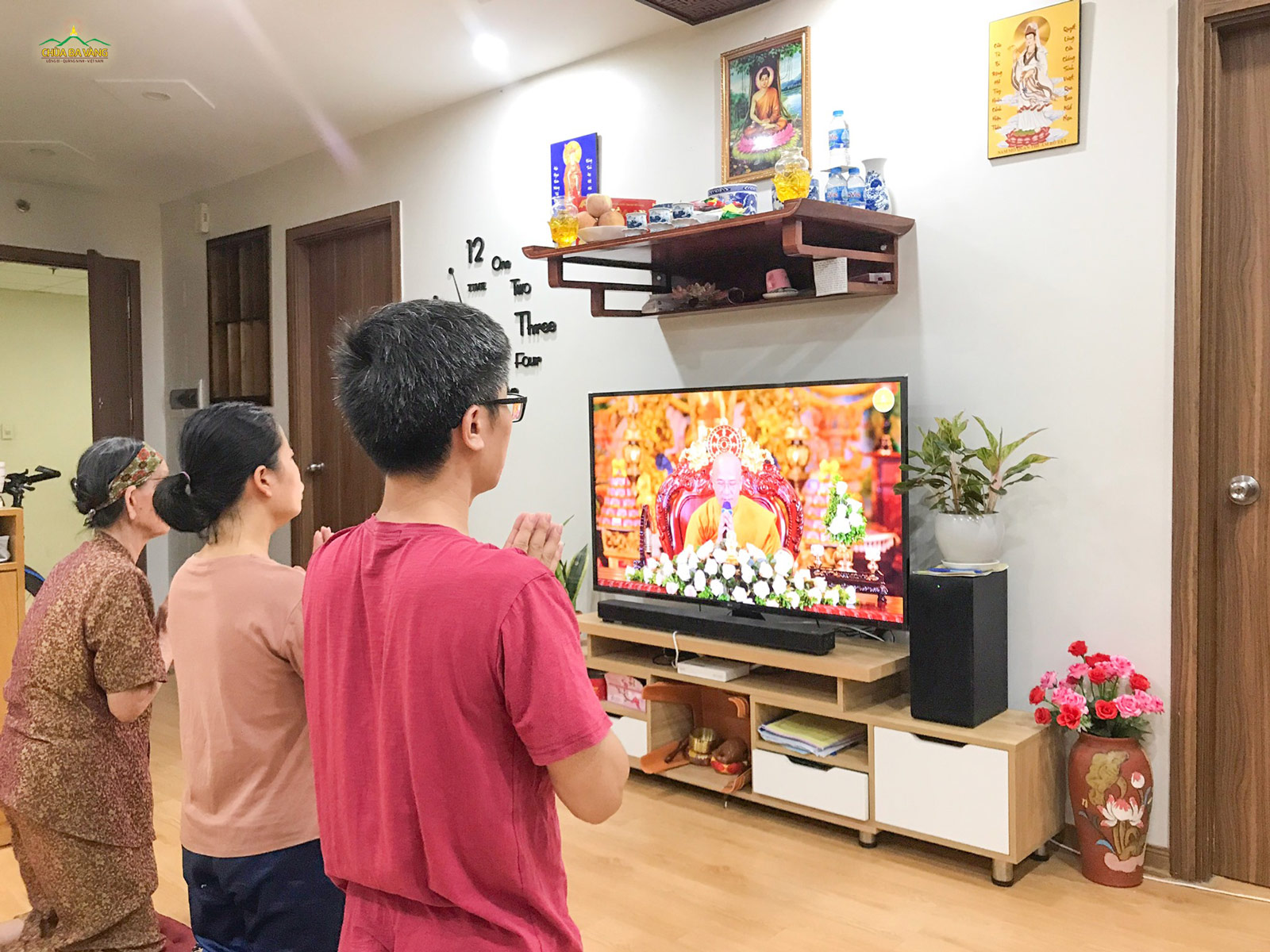 Gia đình Phật tử chắp tay trang nghiêm hướng về Sư Phụ  