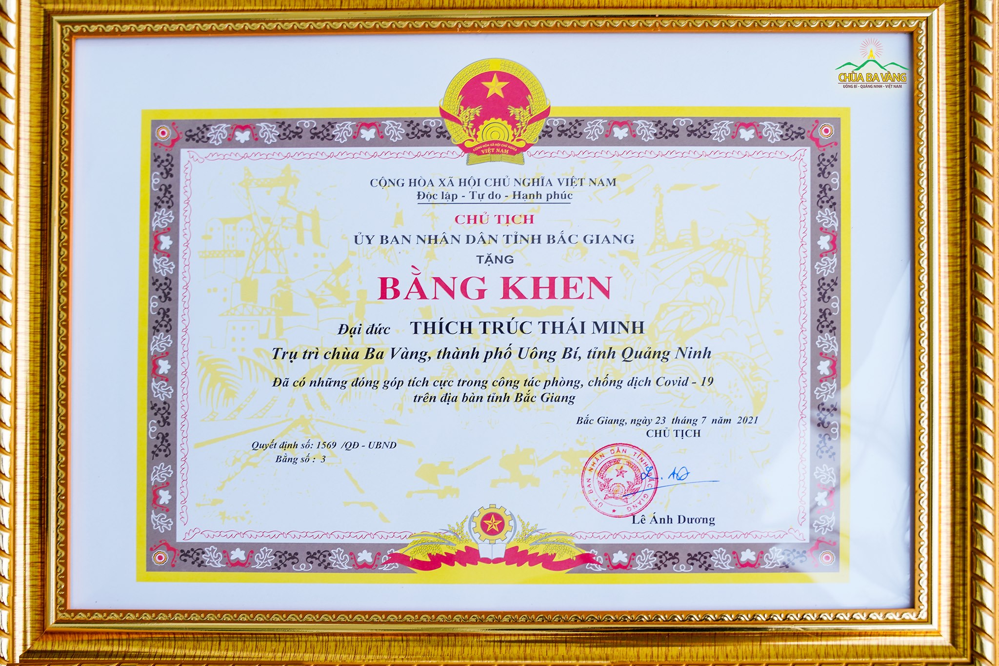 Bằng khen của Chủ tịch UBND tỉnh Bắc Giang trao tặng đến Sư Phụ Thích Trúc Thái Minh vì đã có những đóng góp thiết thực trong công tác phòng chống dịch trên địa bàn tỉnh