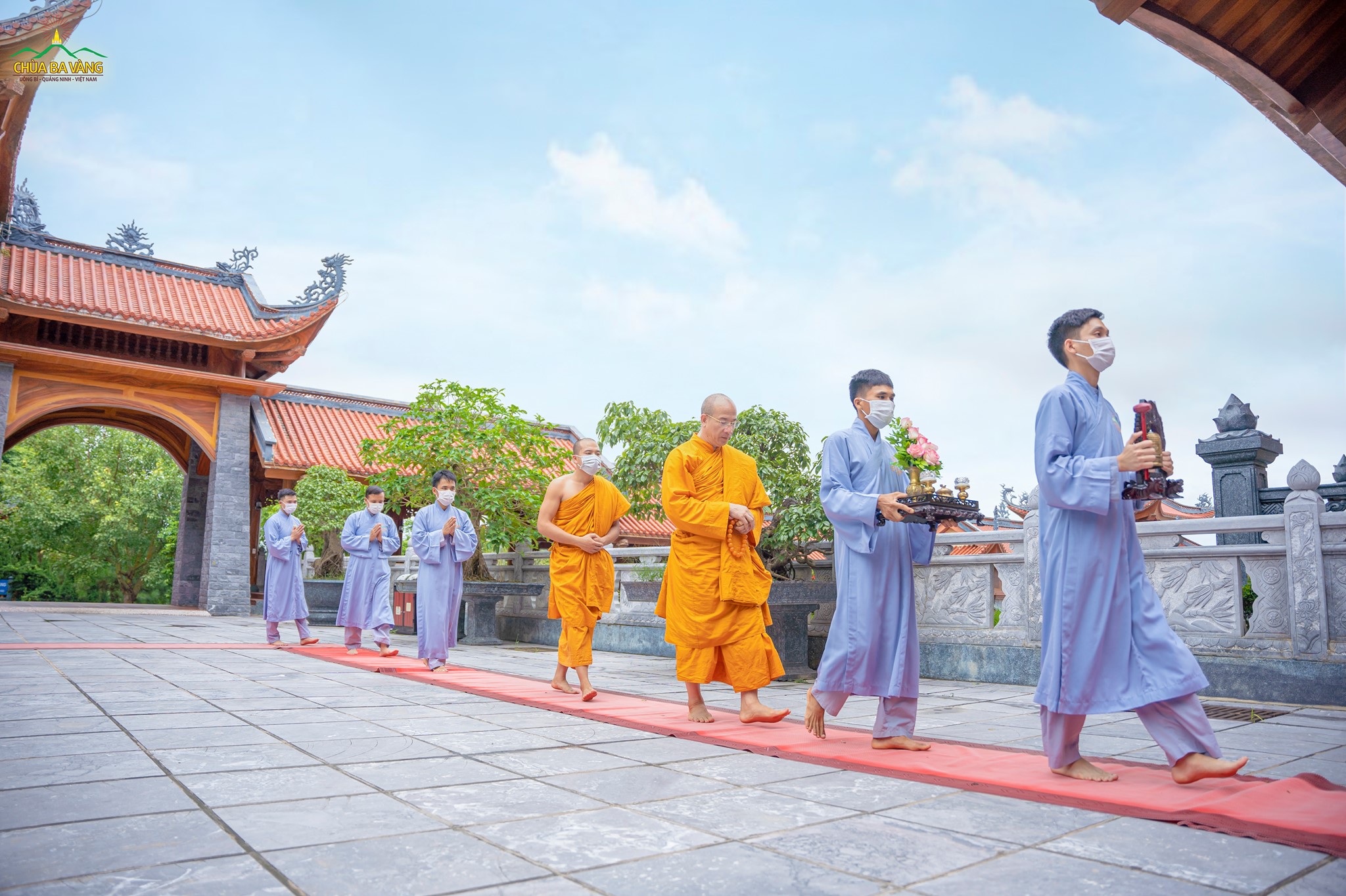 Các Phật tử cung nghinh Sư Phụ bước vào ngôi Đại Hùng Bảo Điện