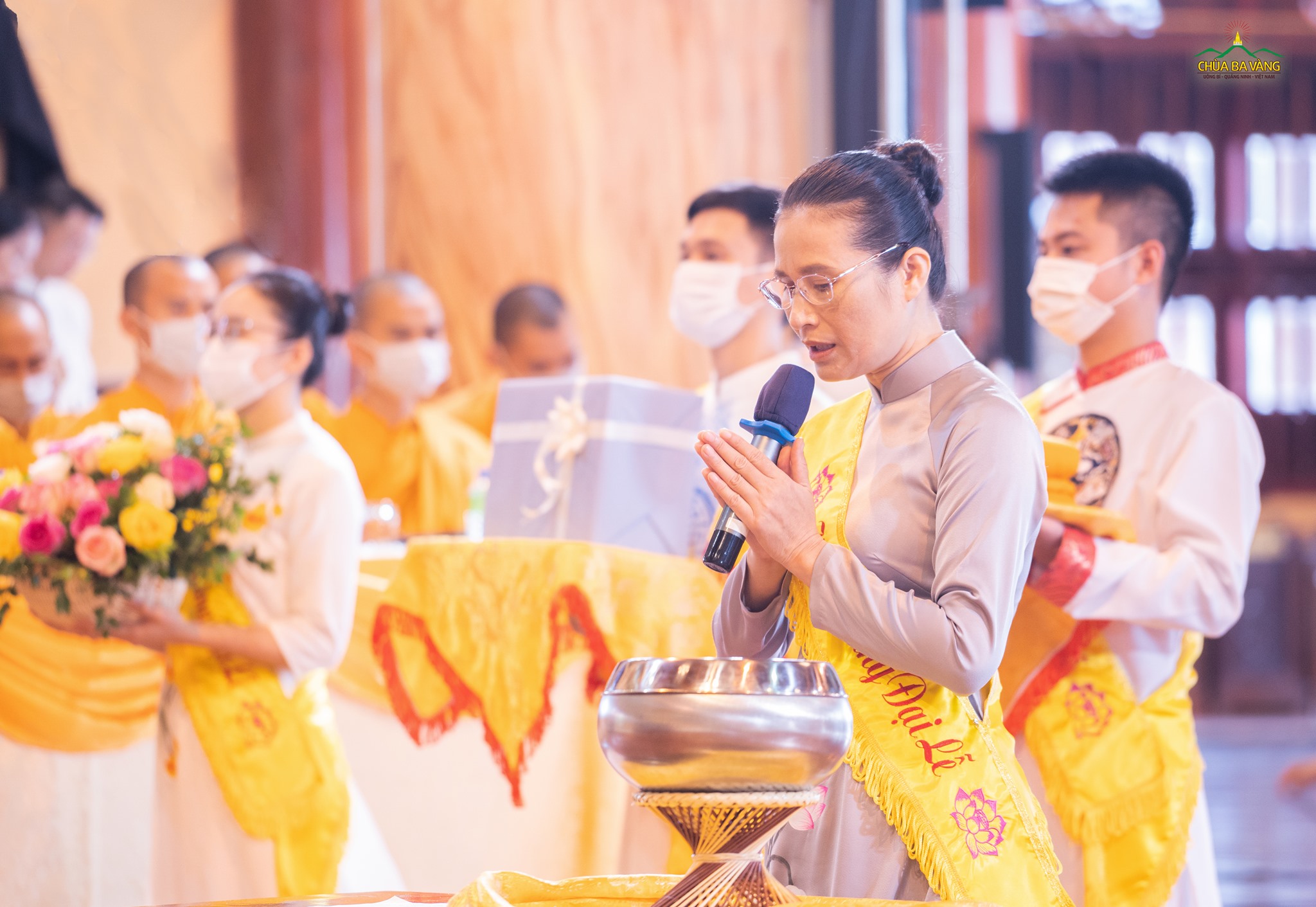 Phật tử dâng vật phẩm cúng dường lên Tam Bảo (ảnh năm 2021)