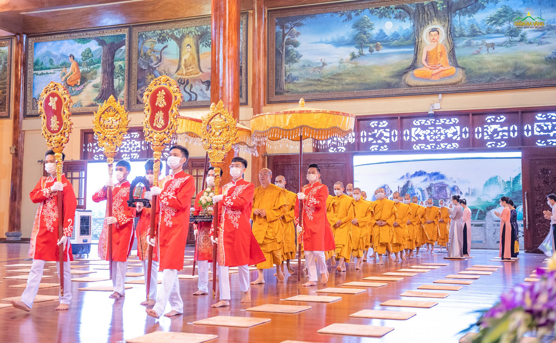 Các Phật tử trang nghiêm cung nghinh Sư Phụ cùng chư Tôn đức Tăng tiến vào ngôi Đại Hùng Bảo Điện