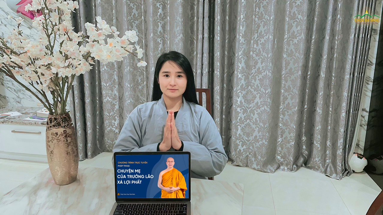 Phật tử đạo tràng Phật Tử Xa Xứ Á - Úc theo dõi chương trình thính Pháp trực tuyến.
