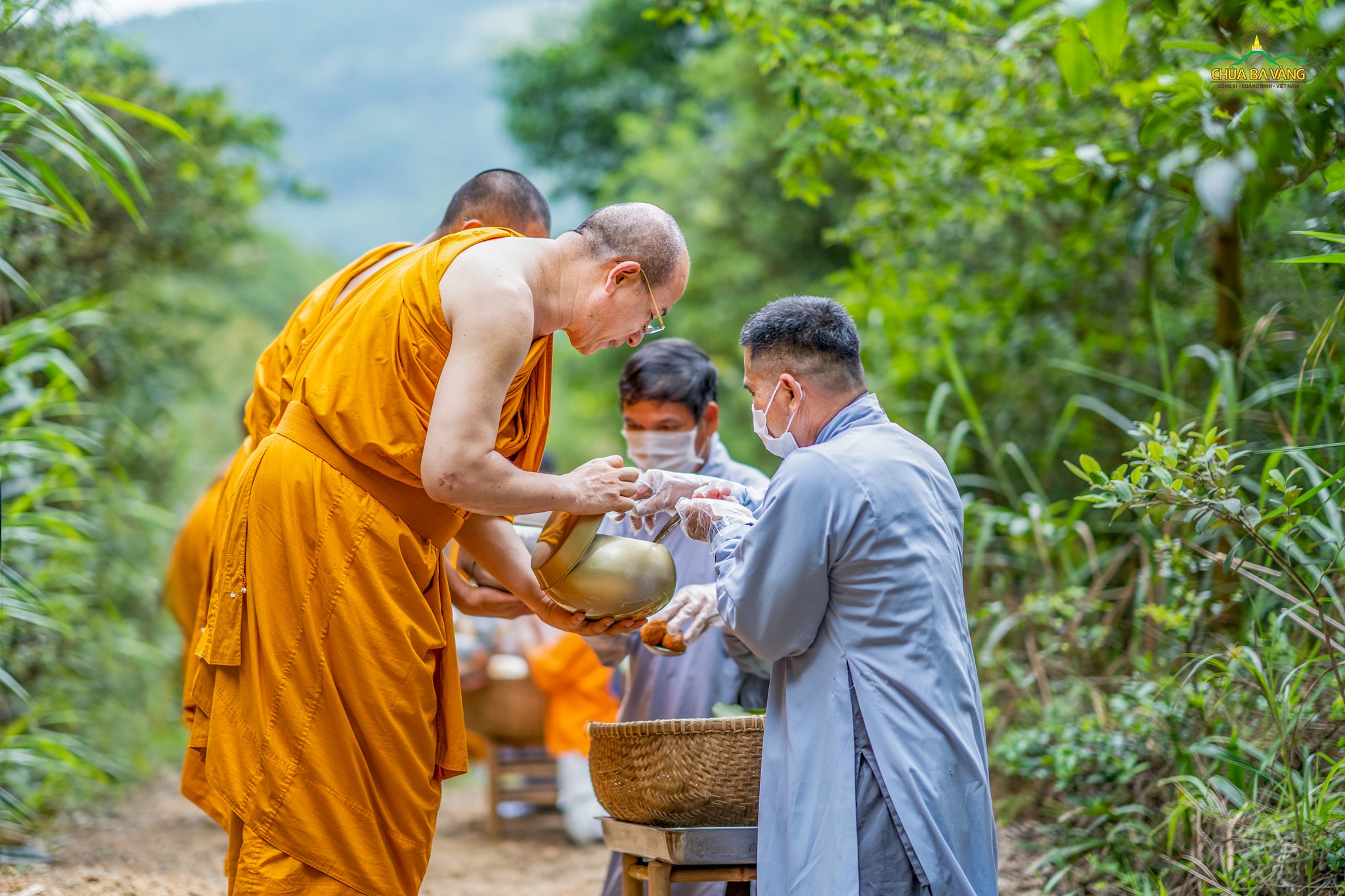 Cúng dường chư Tăng tu hành thanh tịnh hồi hướng cho gia tiên quyến thuộc quá vãng là việc làm thù thắng