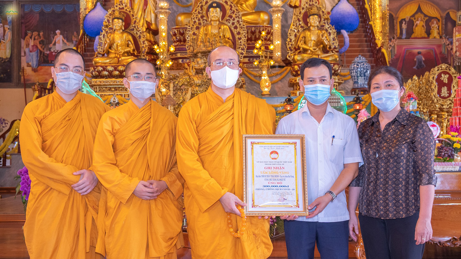 Nhân dịp này, UBMTTQ thành phố Uông Bí đã trao tặng bằng ghi nhận “Tấm lòng vàng” tới chư Tăng Ni, Phật tử chùa Ba Vàng vì thời gian qua đã có nhiều hoạt động thiết thực, góp phần chung tay vào công cuộc phòng, chống dịch COVID-19 của thành phố