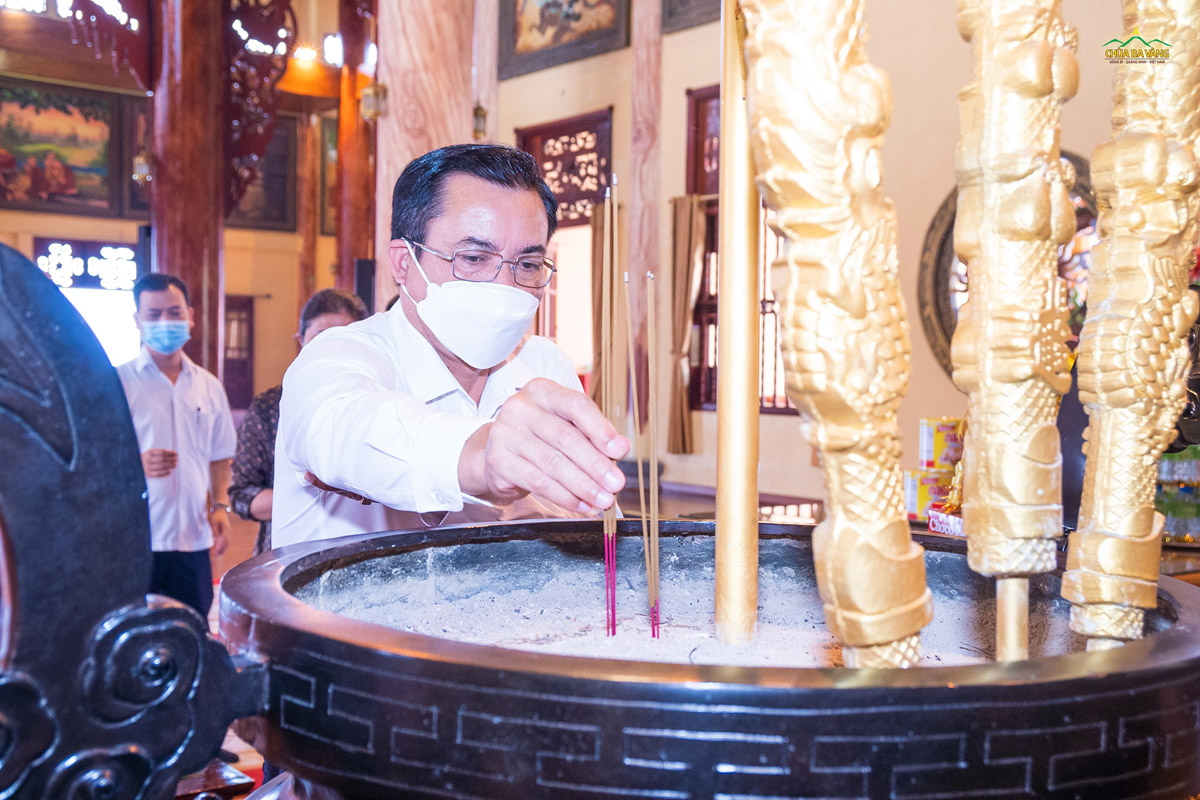 Ông Hoàng Đức Hạnh – Phó Chủ tịch UBMTTQ VN tỉnh Quảng Ninh dâng hương tại Chính Điện chùa Ba Vàng