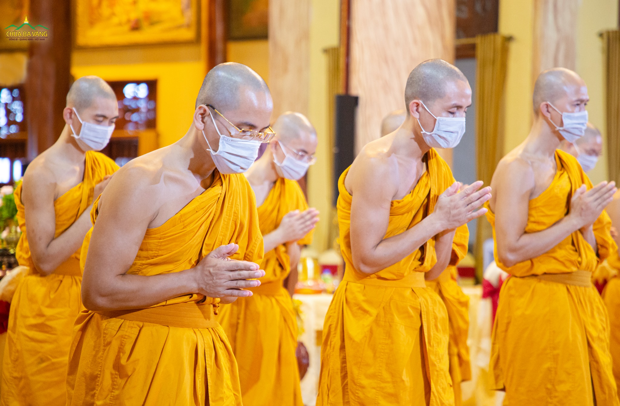 Chư Tăng chắp tay trang nghiêm bạch Phật  