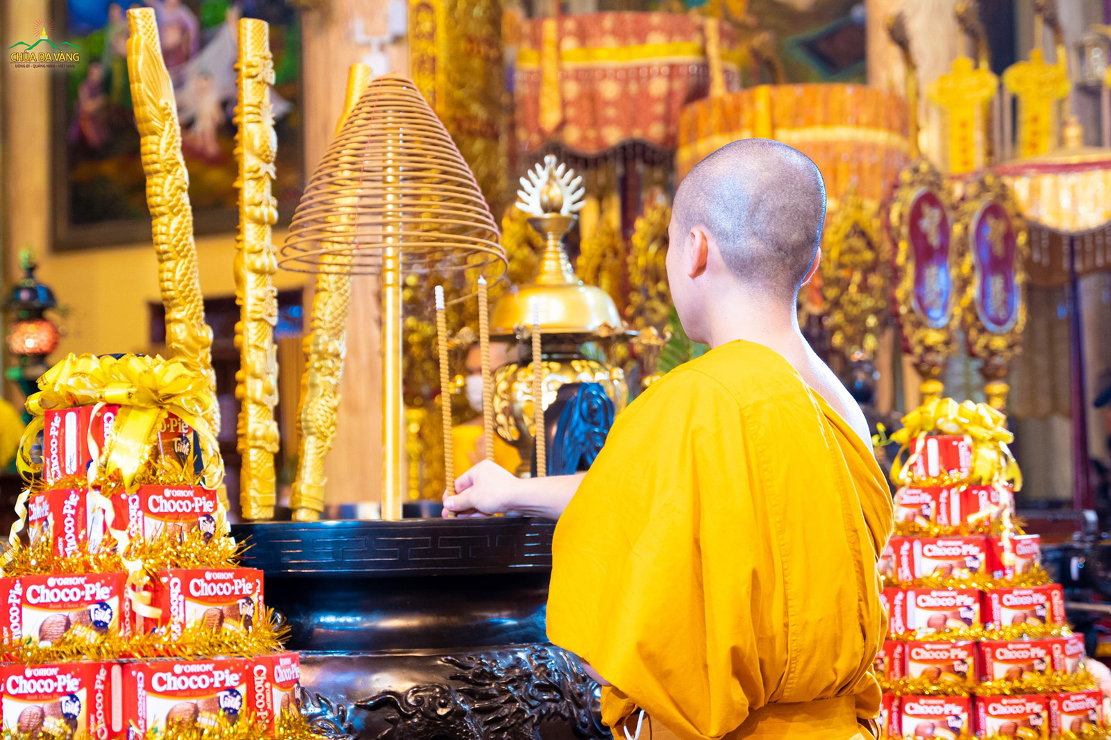 Chư Tăng chùa Ba Vàng dâng hương lên ngôi Tam Bảo, bước vào khóa lễ tụng kinh