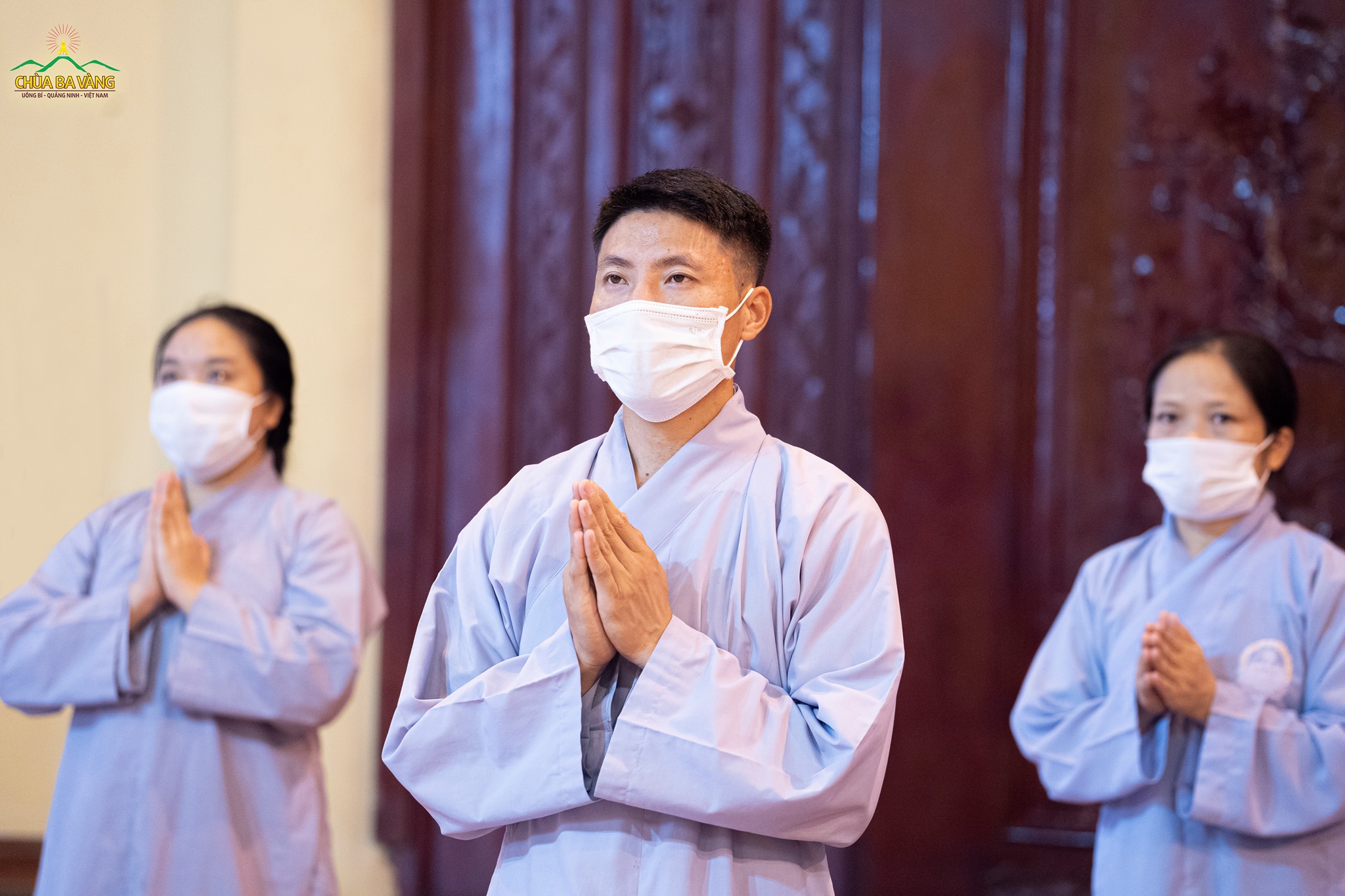 Các Phật tử đang tu tập cấm túc tại chùa tham dự buổi khai đàn tại Chính Điện  