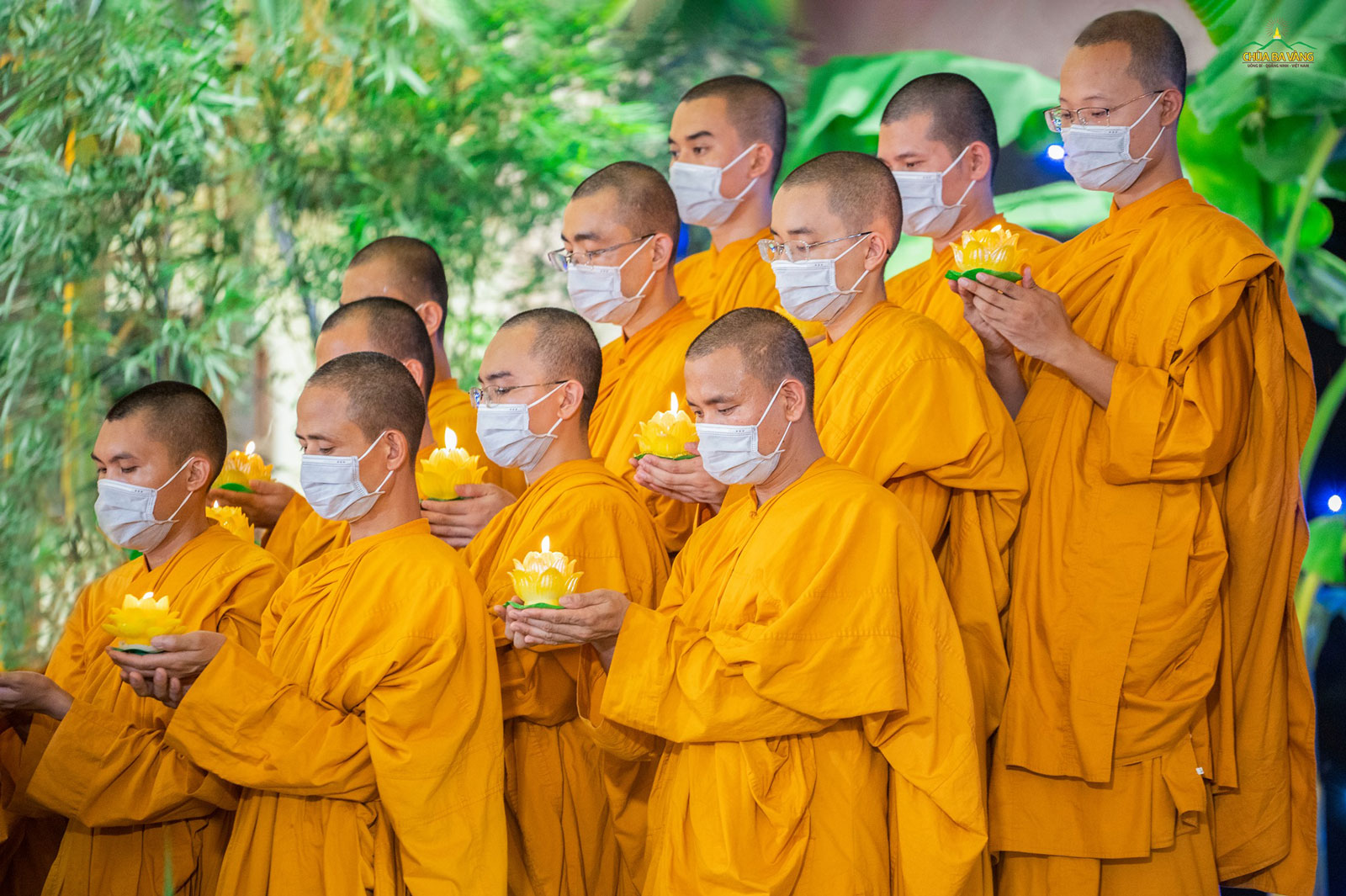 Chư Tăng - những người tiếp nối bản hoài hoằng dương Phật Pháp đang thắp lên ánh sáng của nguồn tâm hiếu hạnh đến cho chúng sinh  