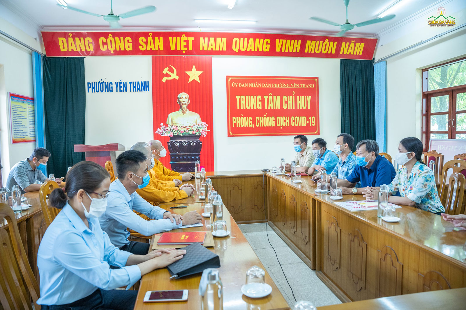 Sư Phụ cùng chư Tăng chùa Ba Vàng tại buổi gặp mặt với các lãnh đạo và cán bộ tại UBND phường Yên Thanh, TP.Uông Bí sáng ngày 24/8/2021