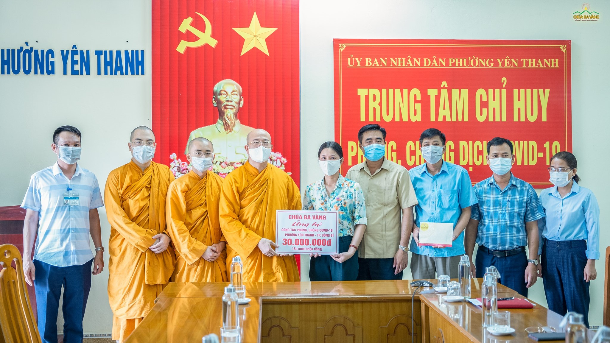 Sư Phụ Thích Trúc Thái Minh cùng đại diện chư Tăng chùa Ba Vàng trao tặng 30 triệu đồng ủng hộ công tác phòng chống dịch bệnh tại UBND phường Yên Thanh, TP.Uông Bí