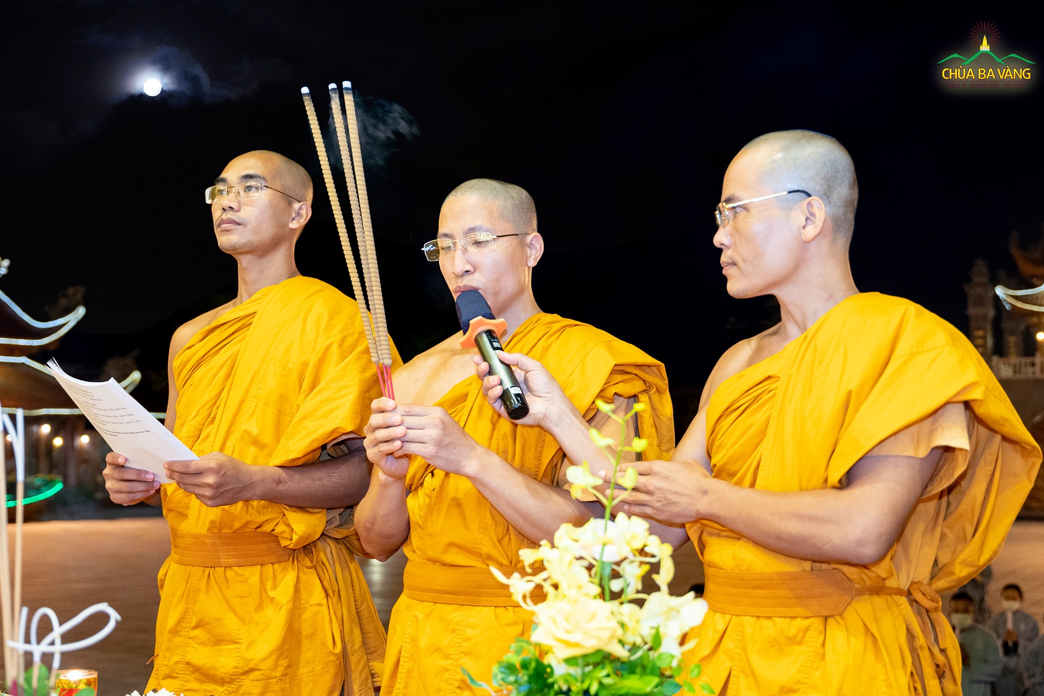 Chư Tăng tác lễ niêm hương bạch Phật tại đàn lễ  