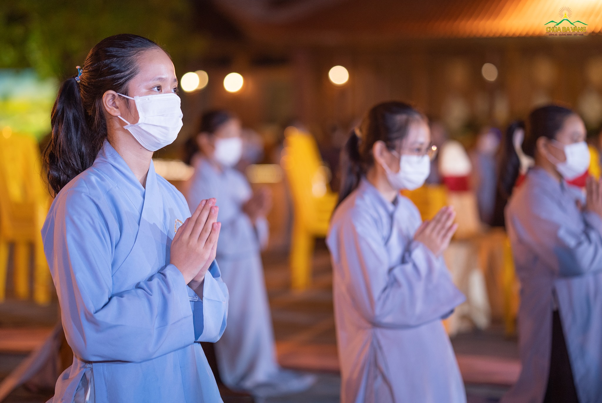 Các Phật tử tu học cấm túc tại chùa tham dự buổi lễ
