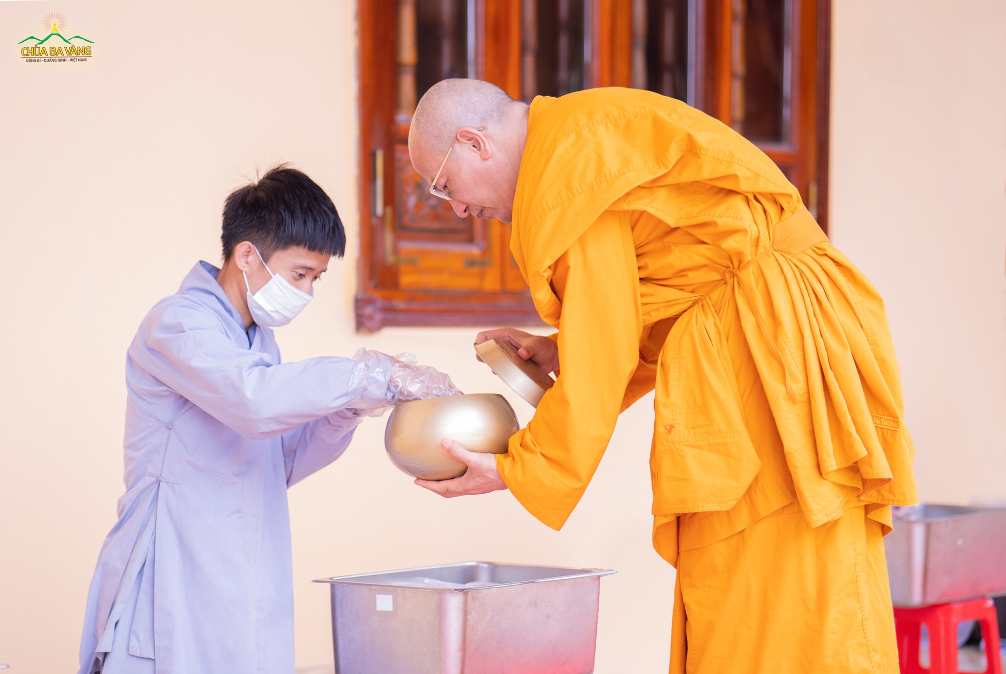 Sư Phụ Thích Trúc Thái Minh thọ nhận sự sớt bát cúng dường của các Phật tử  