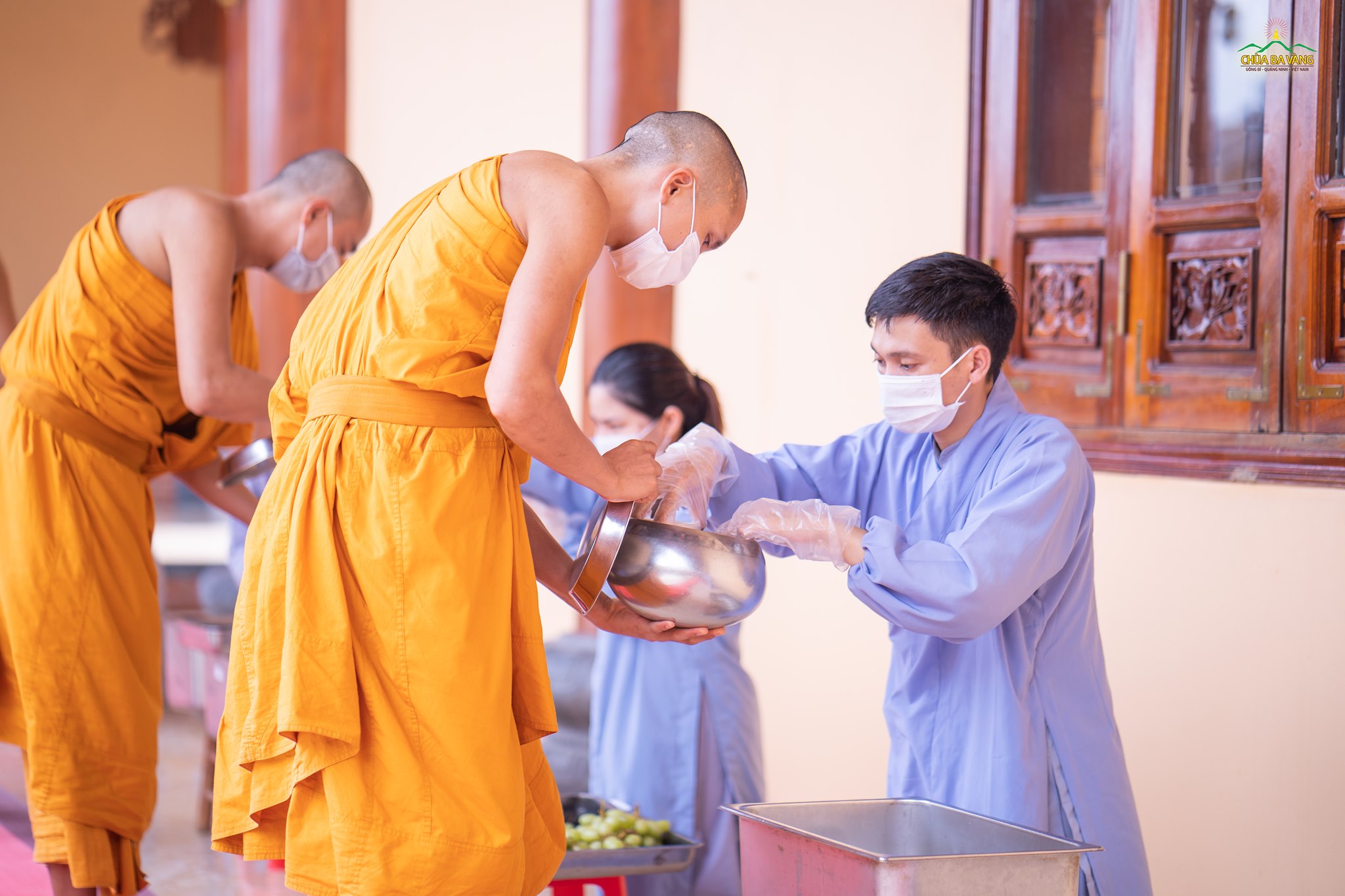 Với tâm hộ trì Tam Bảo, Phật tử chùa Ba Vàng đã sắm sửa vật thực dâng lên sớt bát cúng dường chư Tăng trong 3 ngày diễn ra Pháp đàn Lương Hoàng Bảo Sám