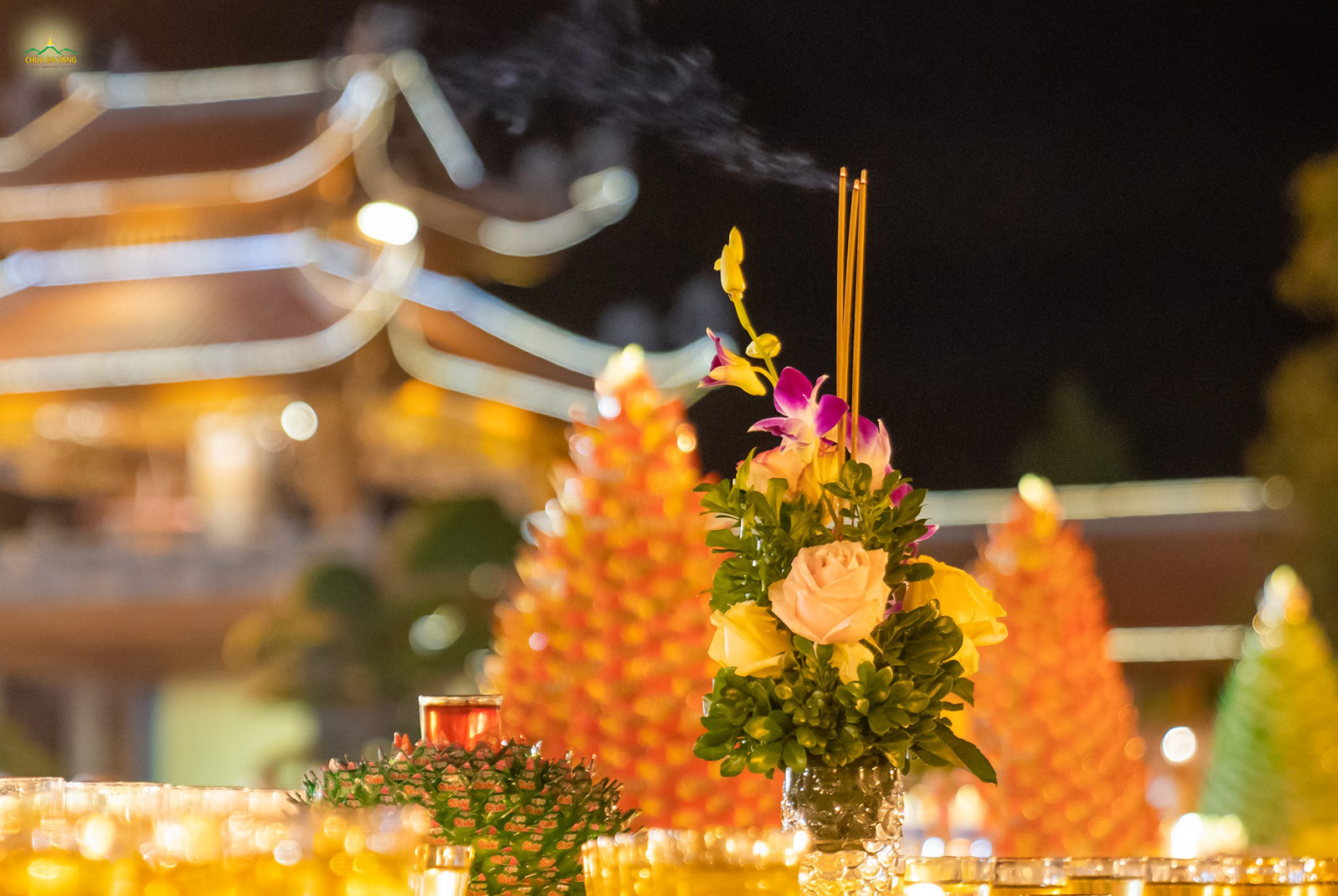   Hương hoa được các Phật tử chuẩn bị để dâng cúng trong đàn lễ chẩn tế Cầu siêu phả độ gia tiên.  
