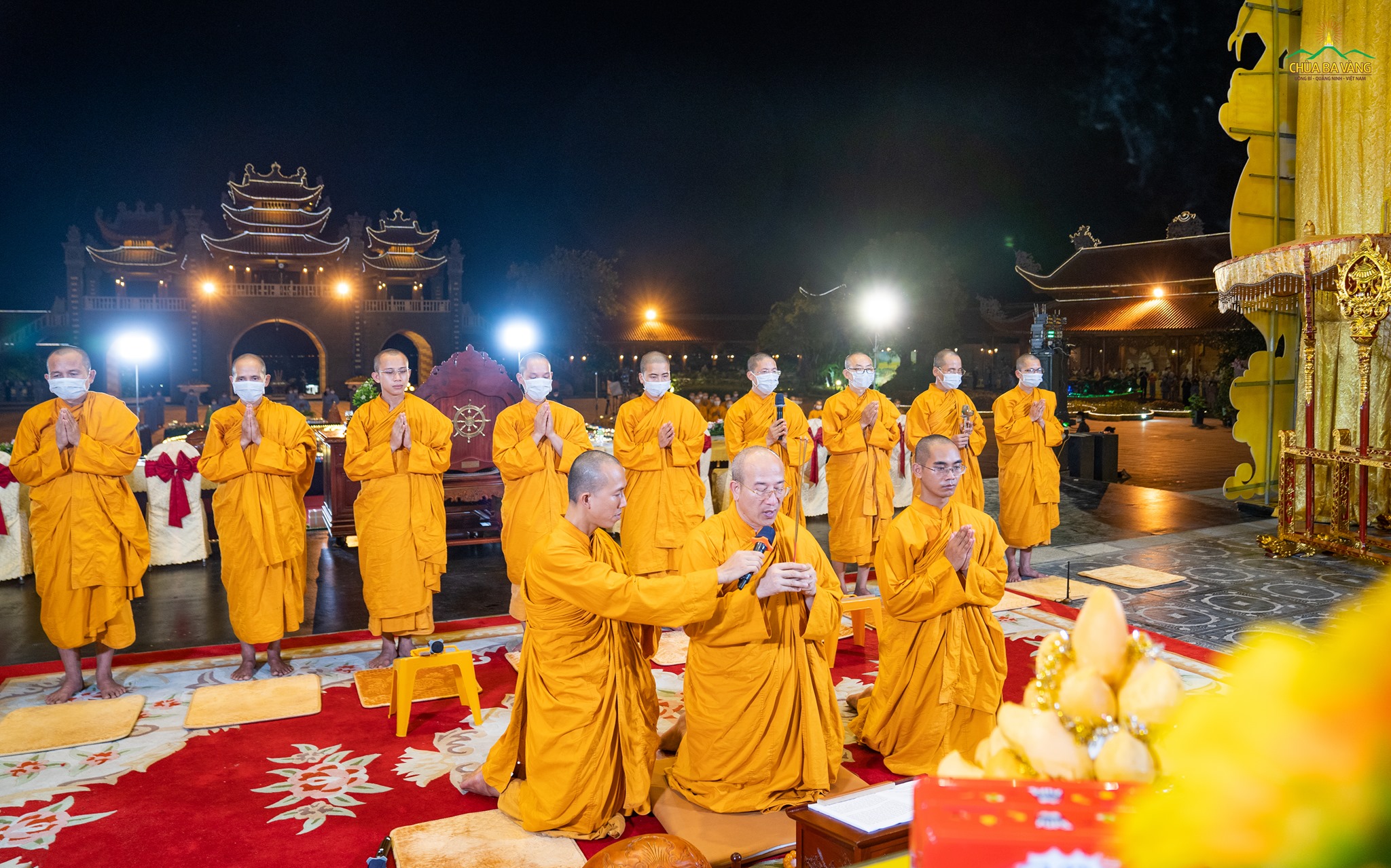   Sư Phụ Thích Trúc Thái Minh niêm hương bạch Phật, tác lễ đàn chẩn tế Cầu siêu phả độ gia tiên  