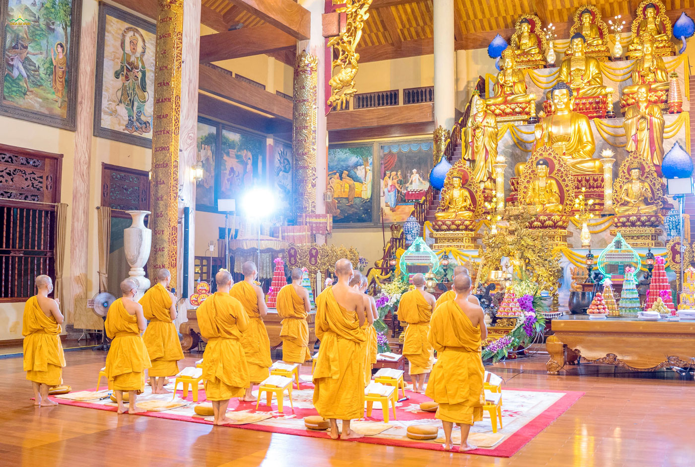 Pháp đàn Lương Hoàng Bảo Sám diễn ra trong 3 ngày 3 đêm, chư Tăng Ni bổn tự đã luân phiên nhau tác lễ tụng kinh cho các Phật tử được nương theo tu tập.