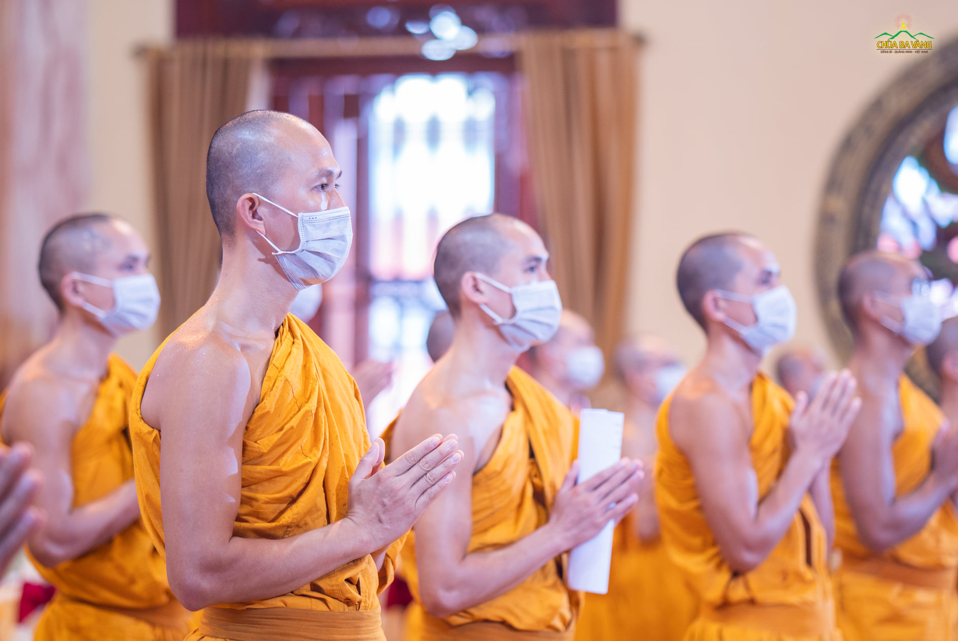Chư Tăng trang nghiêm hướng lên ngôi Tam Bảo trong Pháp đàn Lương Hoàng Bảo Sám