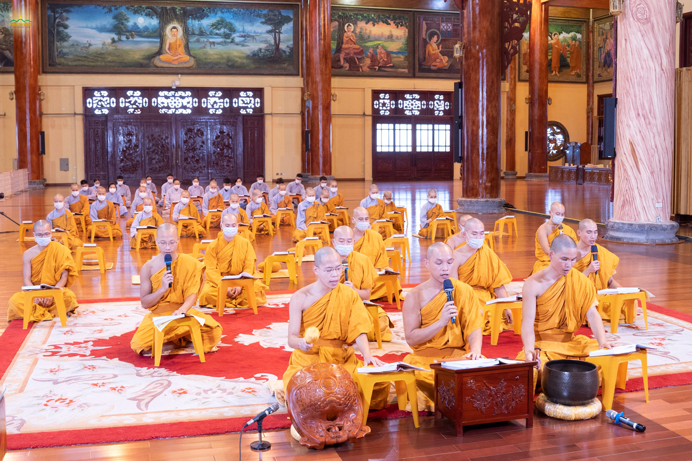 Chư Tăng Ni, Phật tử chùa Ba Vàng tụng đọc kinh Lương Bảo Sám (ảnh năm 2021)  