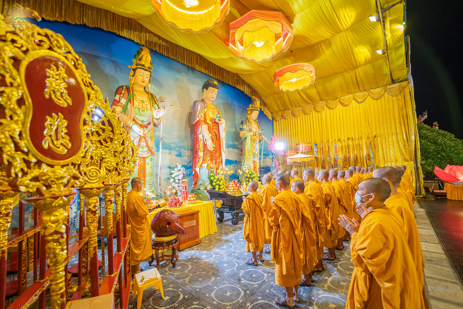   Chư Tăng đối trước tôn tượng Tam Thế Phật, tụng một thời kinh giúp chúng sinh phần nào được giác ngộ để sớm được giải thoát, an vui.  