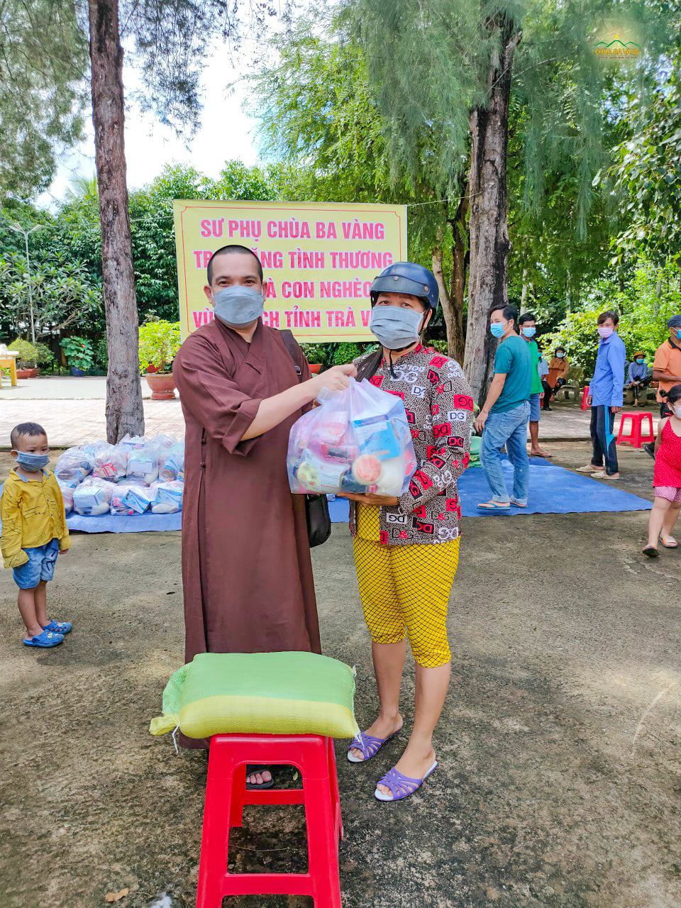 Nhận được phần tịnh tài ủng hộ của chùa Ba Vàng, ngày 28/8/2021, Sư Thầy Thích Nhuận Hòa đã trao gửi những nhu yếu phẩm cần thiết để hỗ trợ bà con Trà Vinh trong mùa dịch đầy khó khăn
