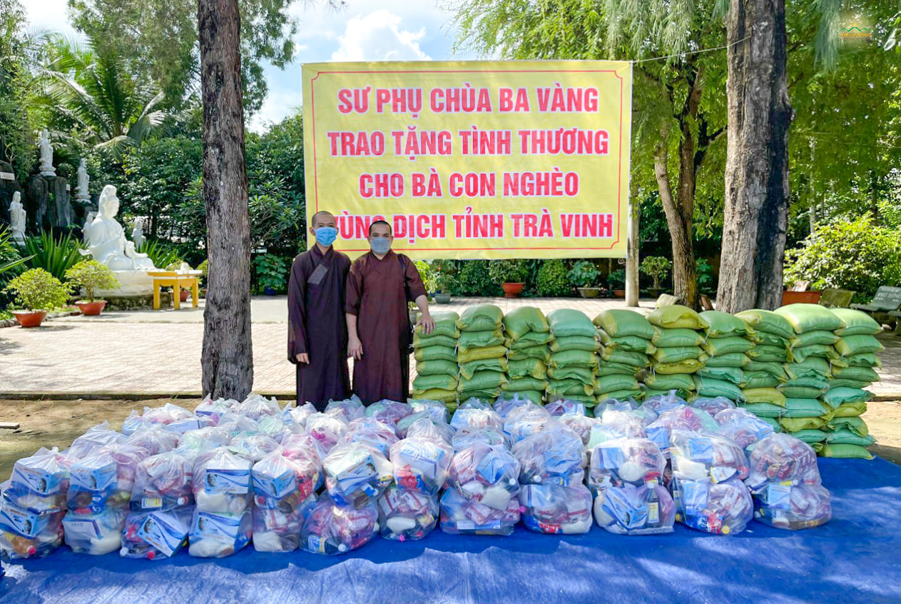 Khi nhận được phần tịnh tài ủng hộ của chùa Ba Vàng, Thầy Thích Nhuận Hòa đã đi mua và trực tiếp vận chuyển nhu yếu phẩm đến những người nghèo mùa dịch  