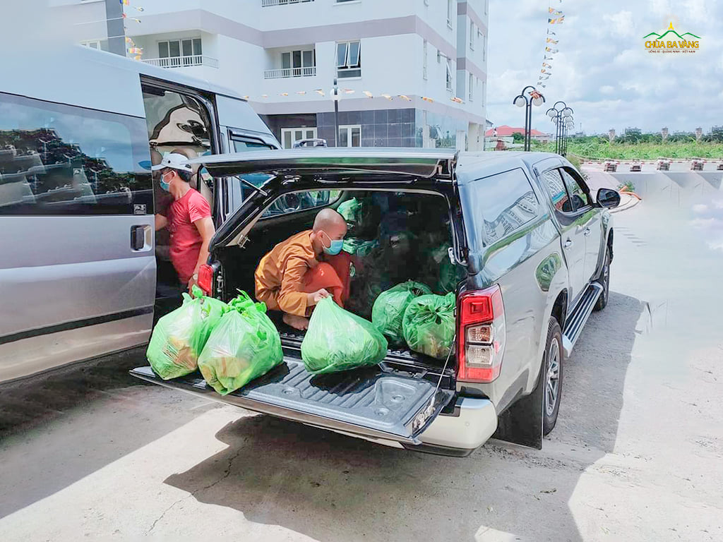 Quý Thầy miền Nam đang sắp xếp những lương thực thiết yếu lên xe để trao gửi tới bà con có hoàn cảnh khó khăn tại TP. Hồ Chí Minh mùa dịch
