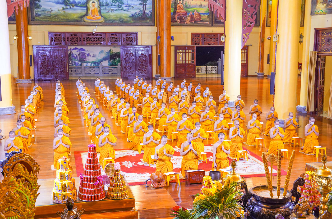 Toàn thể chư Tăng Ni chùa Ba Vàng trang nghiêm trong buổi lễ cầu quốc thái dân an