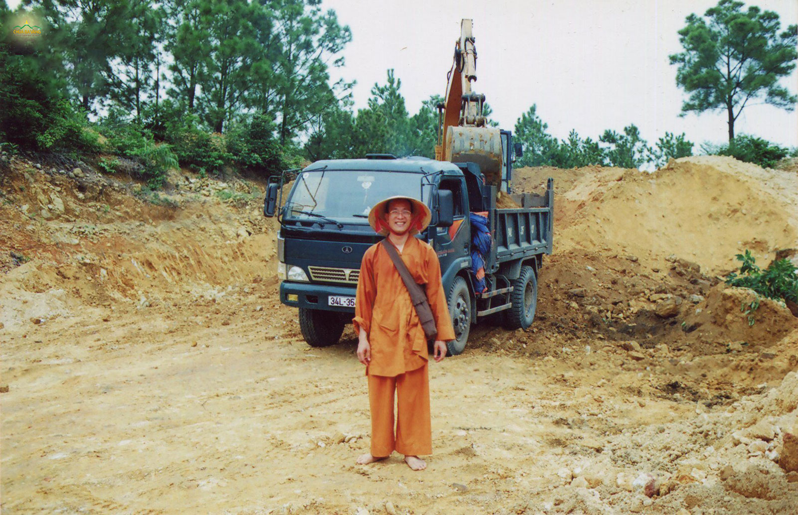 Hình ảnh Thầy Thích Trúc Thái Minh trong những ngày đầu xây dựng chùa