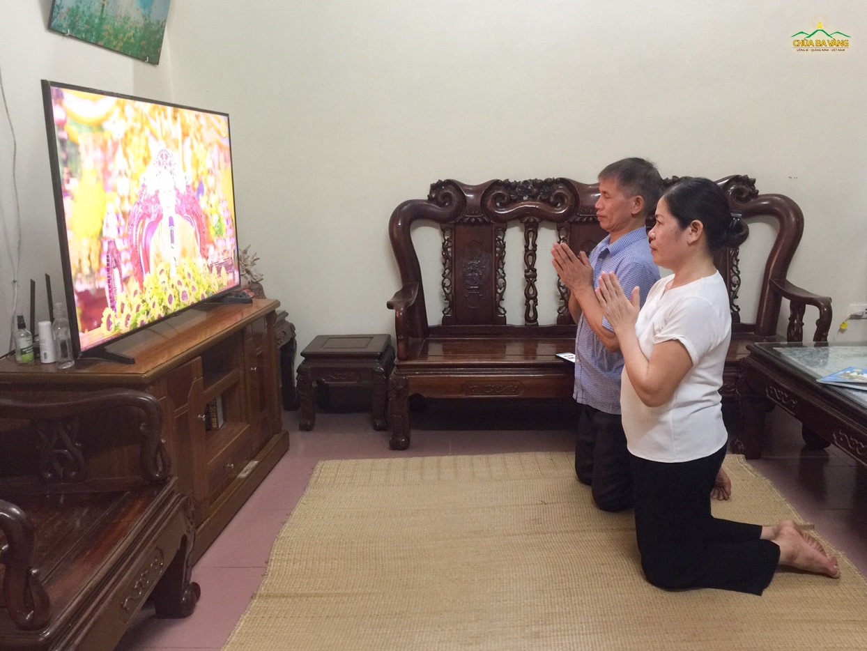 Gia đình Phật tử chắp tay hướng về Sư Phụ qua mạng trực tuyến
