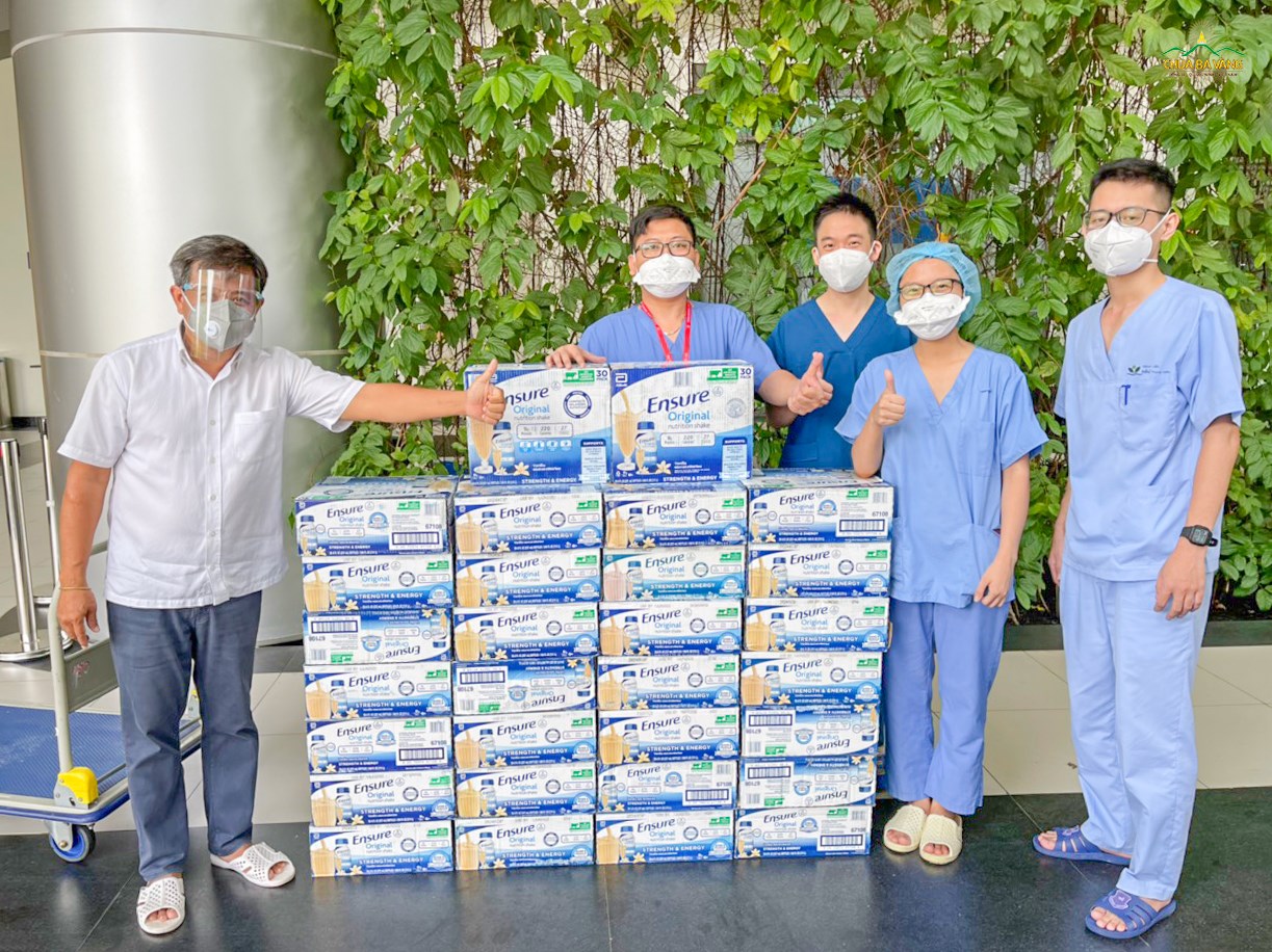 Từ sự chung tay của các nhà hảo tâm, ông Đoàn Ngọc Hải đã mua sữa để trao tặng tới các nhân viên y tế tại bệnh viện  
