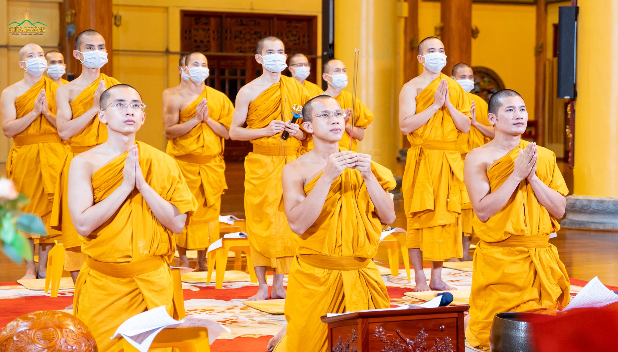 Chư Tăng chùa Ba Vàng dâng hương bạch Phật bước vào khóa lễ  