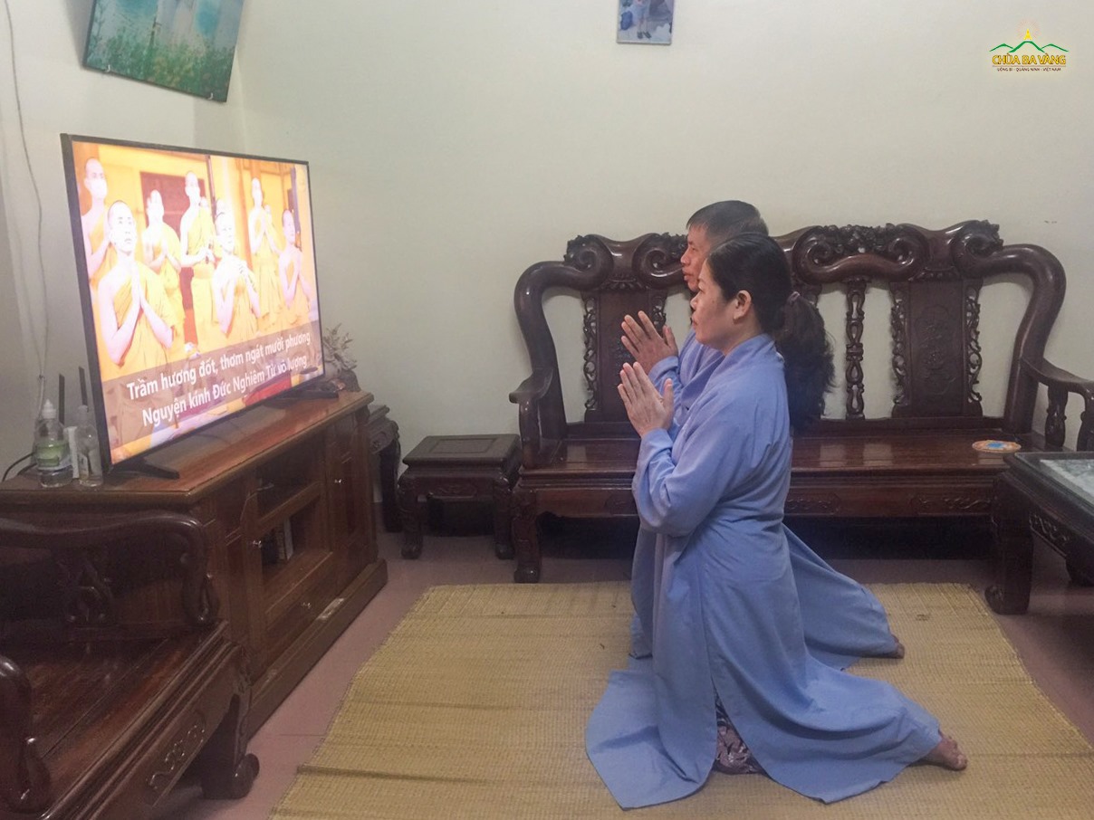 Gia đình Phật tử tu tập kỷ niệm ngày vía Bồ Tát Địa Tạng Vương tại tư gia của mình  