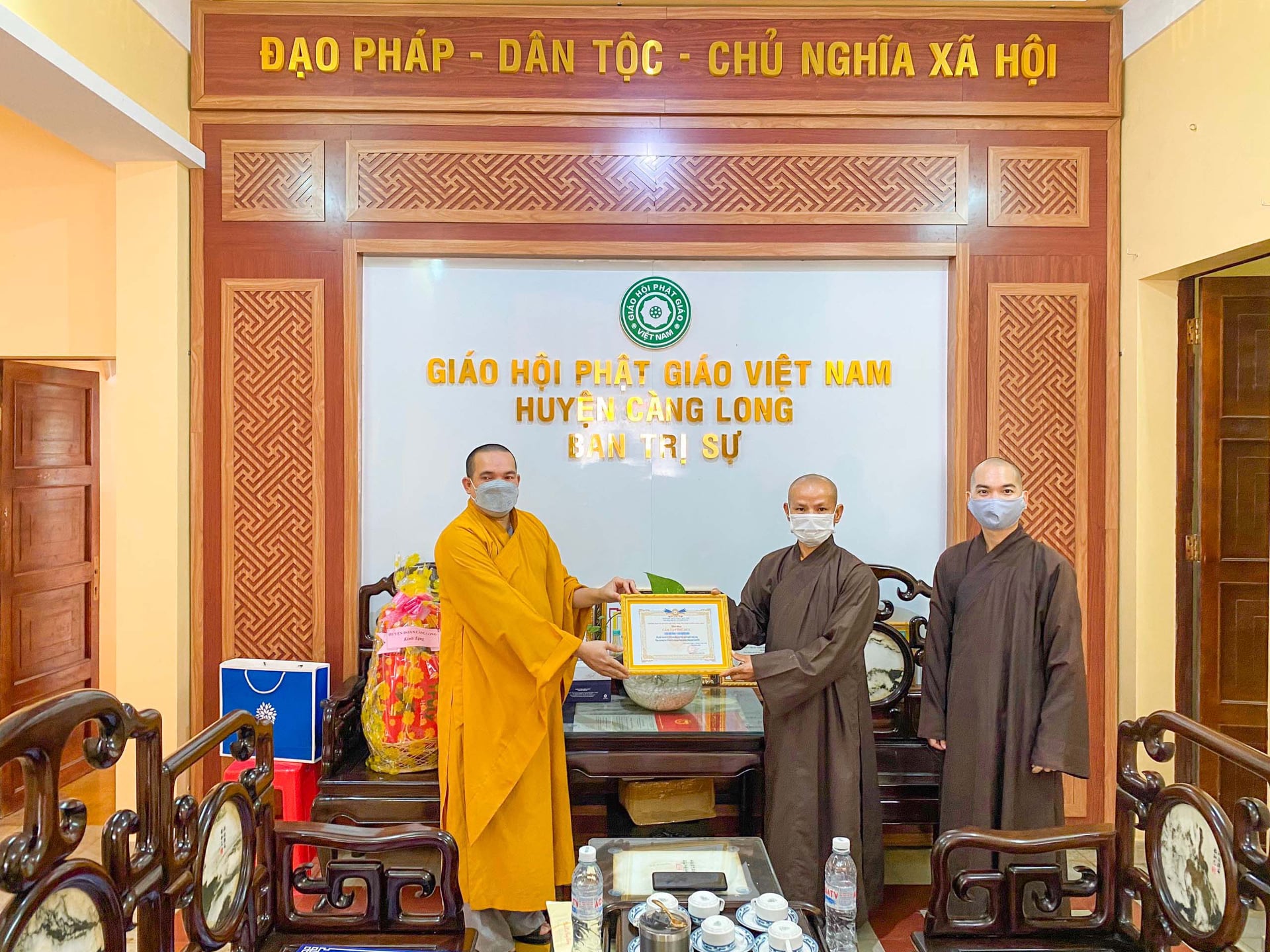 Đại Đức Thích Minh Độ - Trưởng Ban Trị sự Phật giáo huyện Càng Long tiếp nhận tịnh tài cúng dường của chùa Ba Vàng  