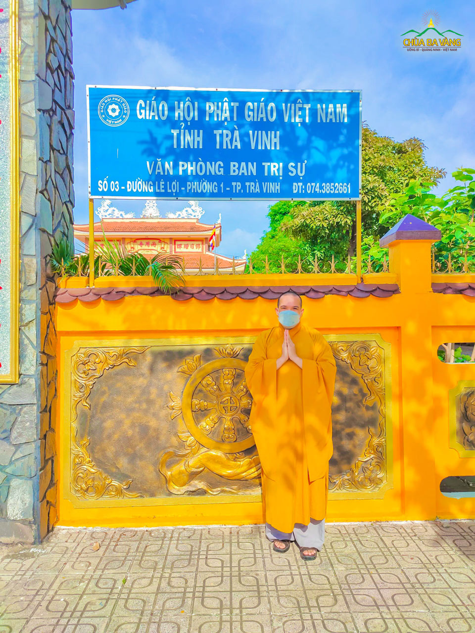 Thầy Thích Nhuận Hòa trước cổng Văn phòng Ban Trị sự GHPGVN tỉnh Trà Vinh  